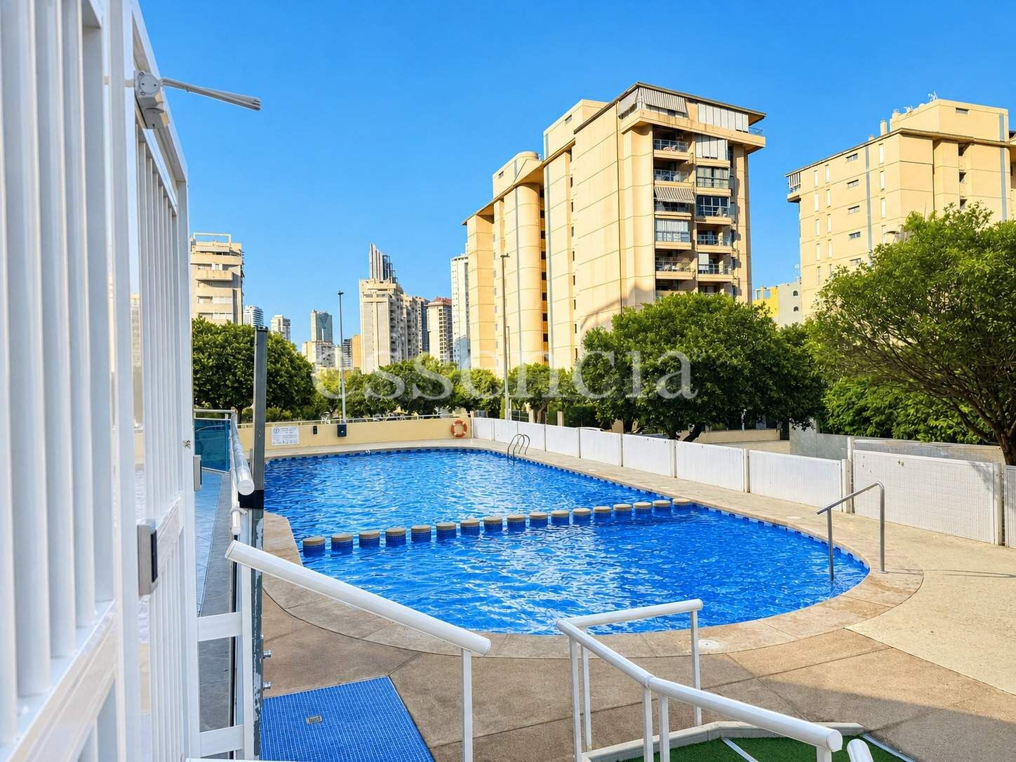 Apartamento en Villajoyosa. ¡Gran terraza y 3 dormitorios con 1 garaje incluido, y otro opcional! A tan solo 450 metros de la playa. - foto 5