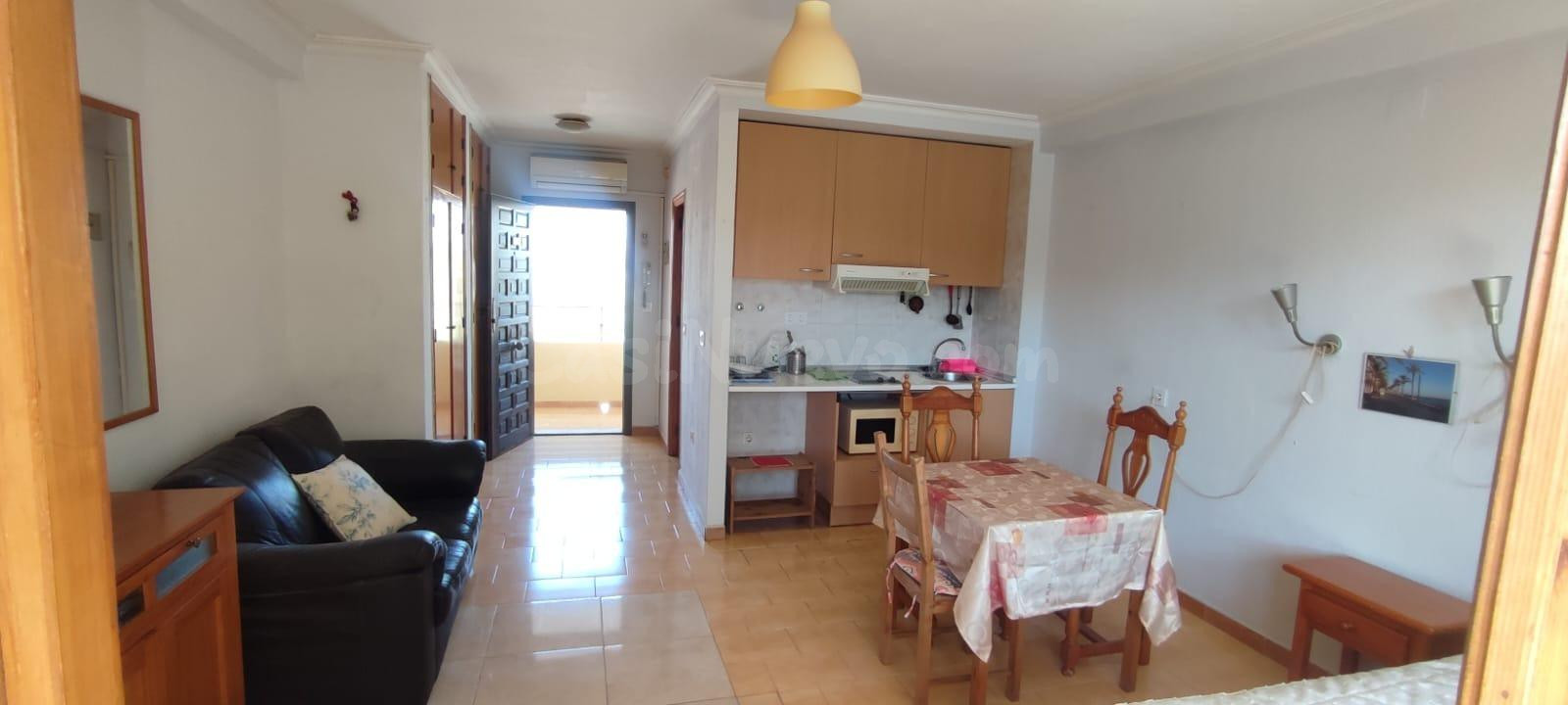 ESTUDIO CON BALCÓN Y VISTAS DESPEJADAS