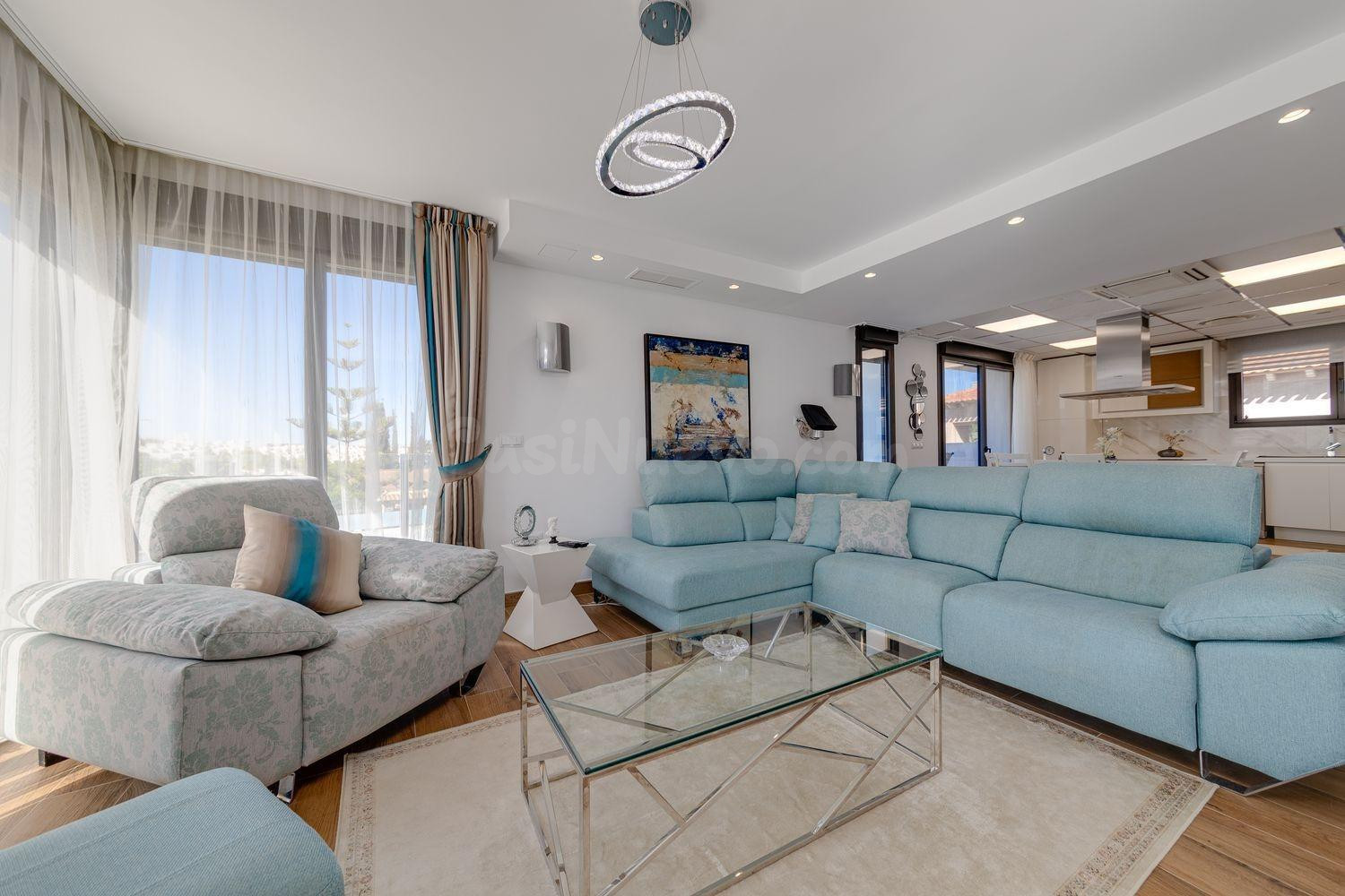 ESPECTACULAR VILLA MODERNA EN LOS BALCONES - foto 4