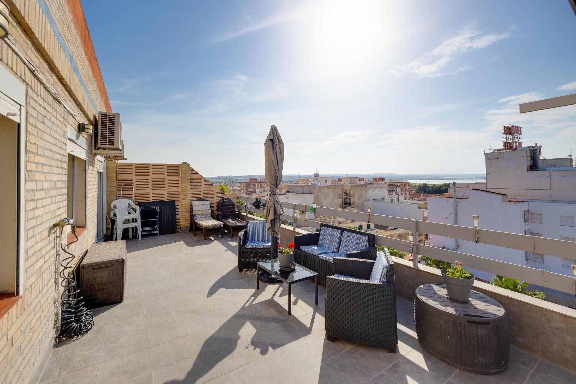 ÁTICO EN PRIMERA LÍNEA DE PLAYA CON TERRAZA DE 40 M2 - foto 2