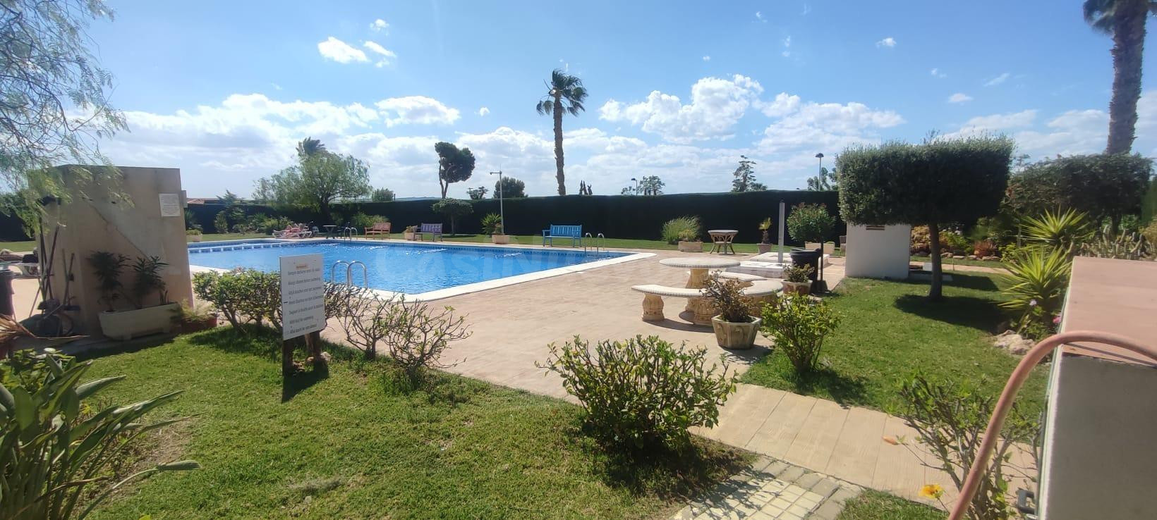 CHALET INDEPENDIENTE CON PISCINA COMUNITARIA Y AMPLIA PARCELA