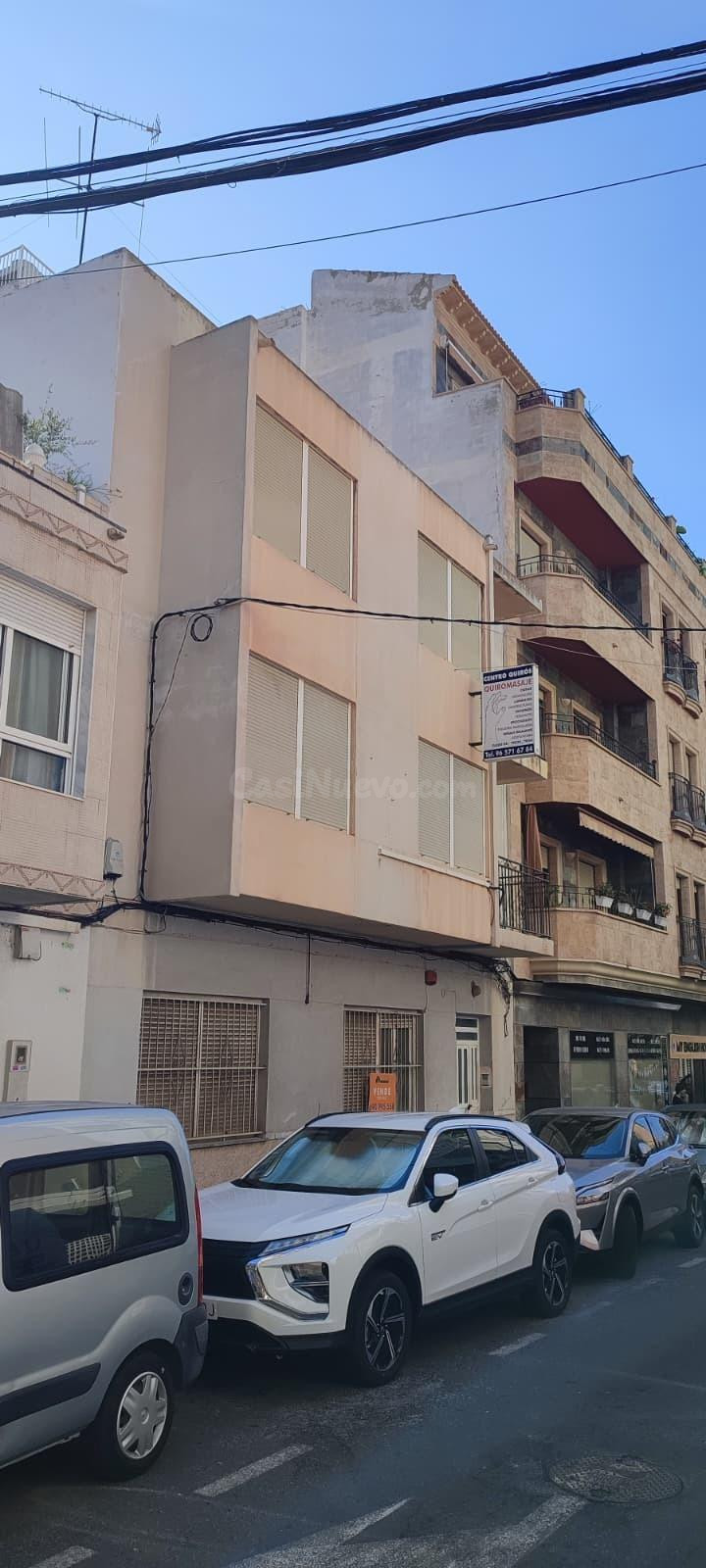 CONJUNTO DE DOS PISOS MUY CENTRICOS CON 8 DORMITORIOS - foto 3