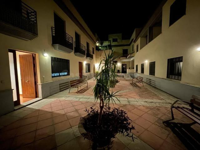 Amplia y Acogedora Casa de 3 Dormitorios con Garaje y Solárium en Zona Tranquila