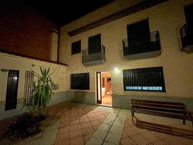 Amplia y Acogedora Casa de 3 Dormitorios con Garaje y Solárium en Zona Tranquila - foto 2