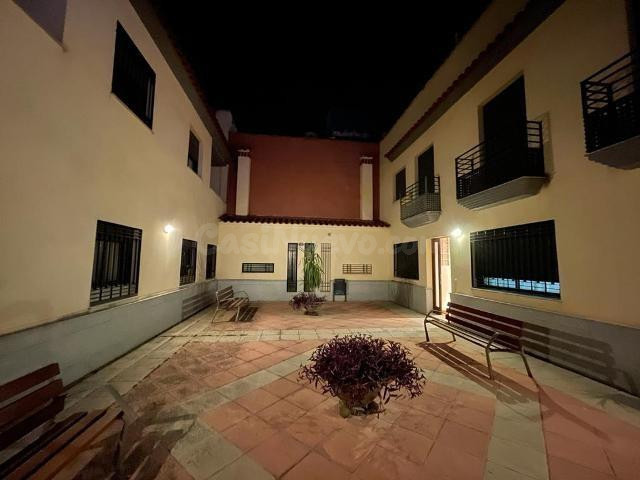 Amplia y Acogedora Casa de 3 Dormitorios con Garaje y Solárium en Zona Tranquila - foto 3