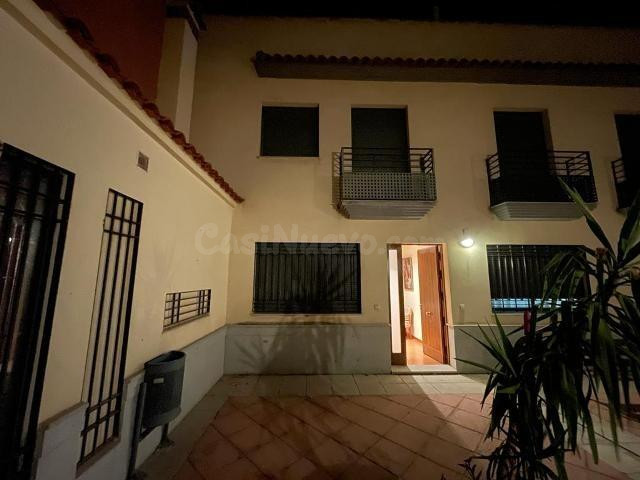Amplia y Acogedora Casa de 3 Dormitorios con Garaje y Solárium en Zona Tranquila - foto 4