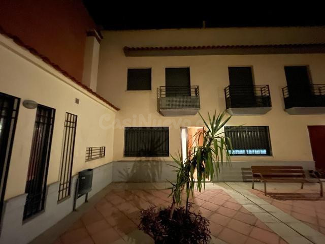 Amplia y Acogedora Casa de 3 Dormitorios con Garaje y Solárium en Zona Tranquila - foto 5