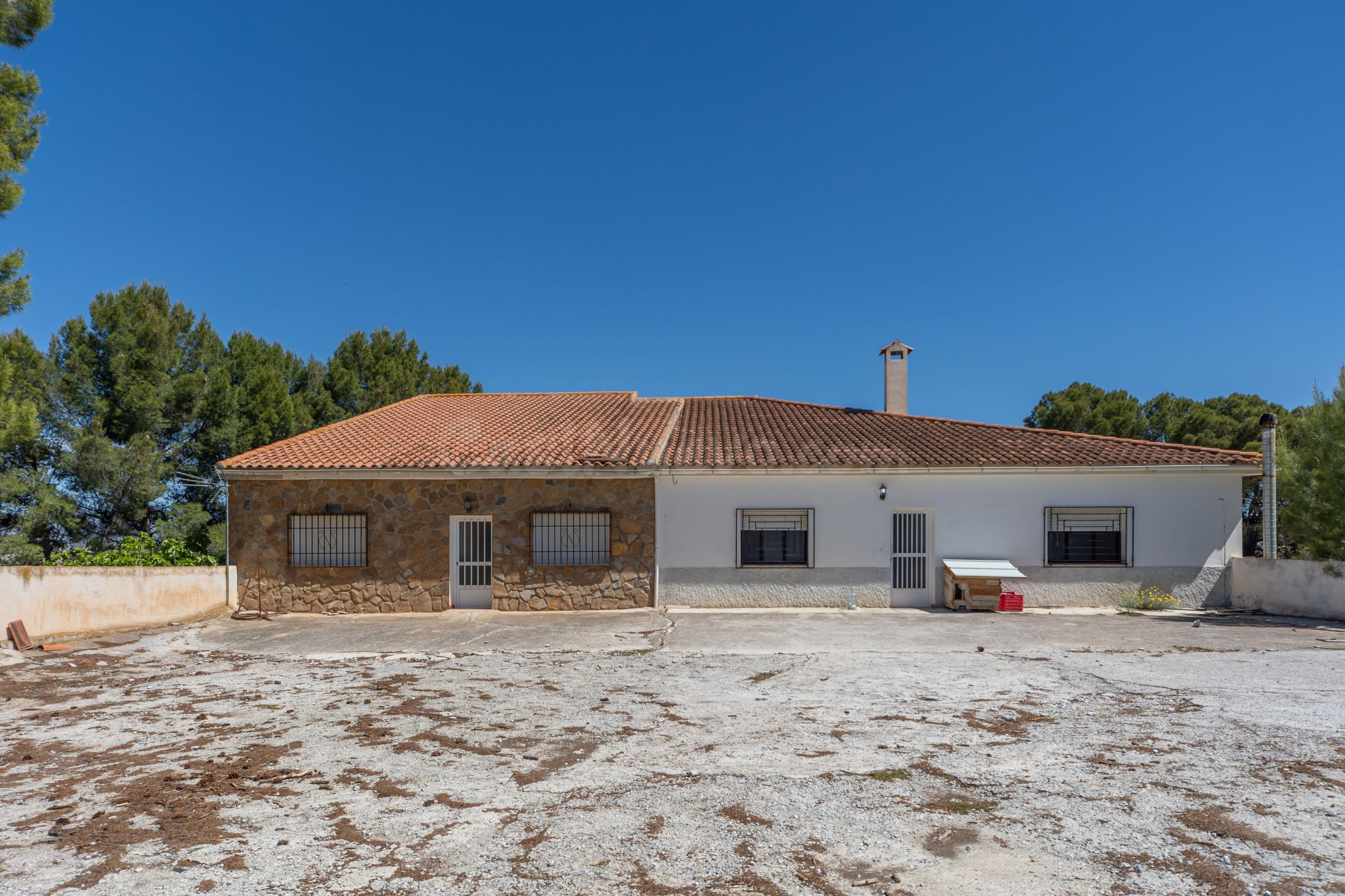 Casa con terreno en la parte alta de Benamaurel llena de posibilidades
