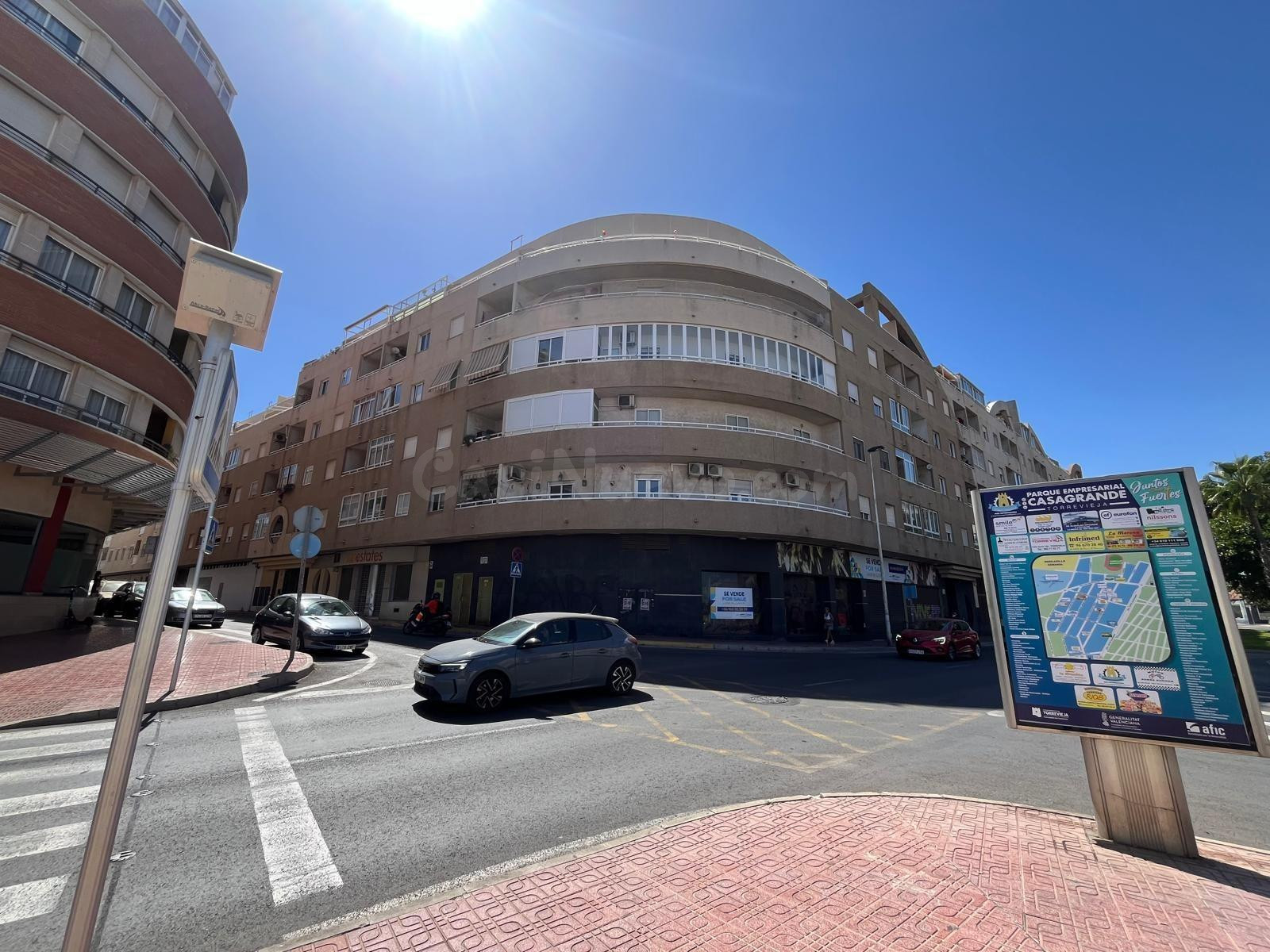 Bonito apartamento 3 dormitorios, 2 baños con piscina comunitaria y garaje y trastero opcional - foto 2