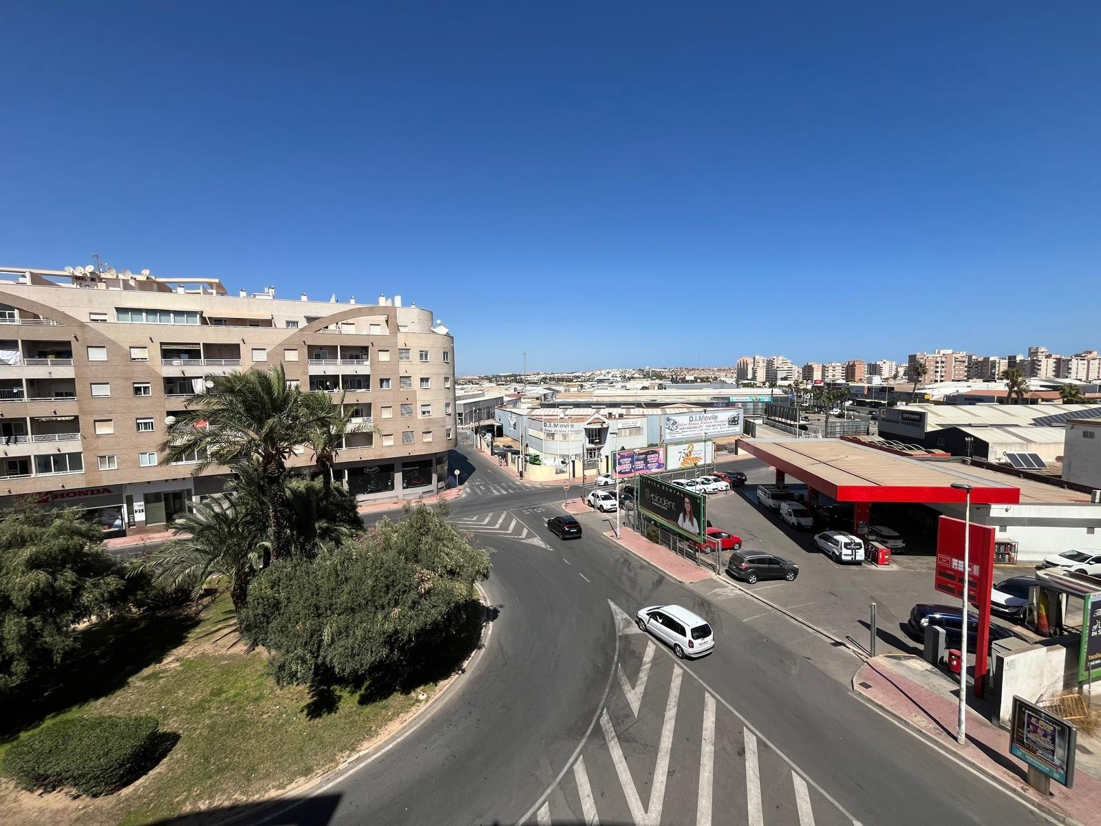 Bonito apartamento 3 dormitorios, 2 baños con piscina comunitaria y garaje y trastero opcional - foto 3