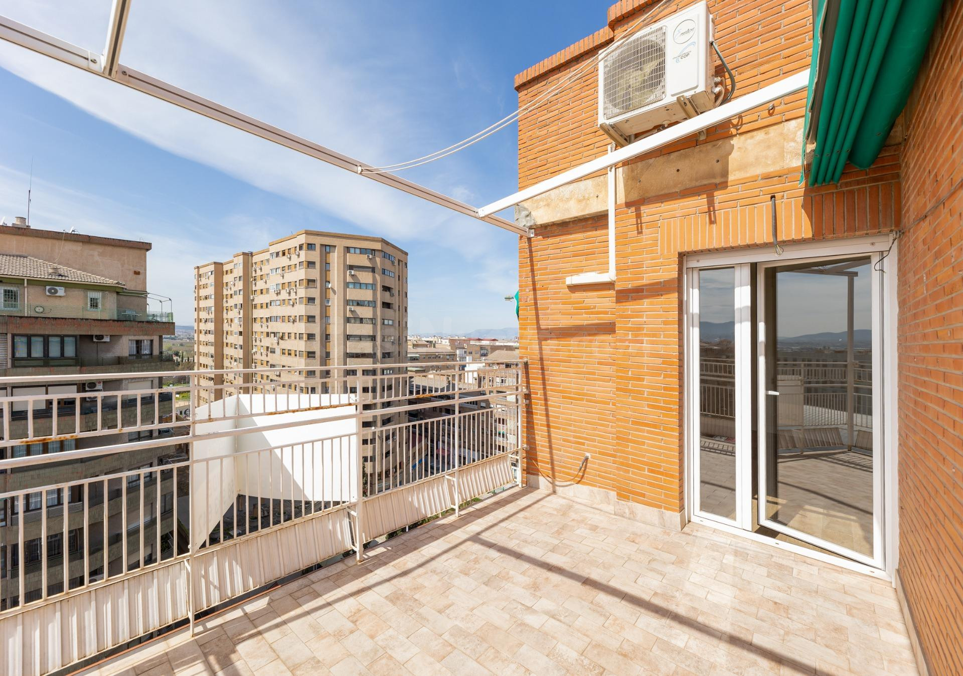 SALE A LA VENTA EXTRAORDINARIO ATICO "REFORMADO" EN GRANADA - foto 3