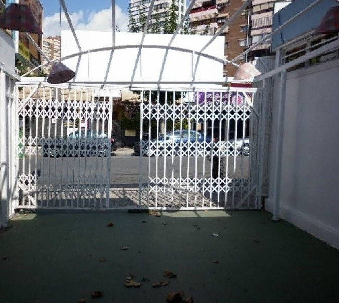 Local comercial en Benidorm zona 9, montado como bar.