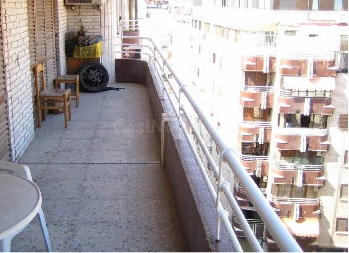 Atico a un paso de la playa con 230m y 2 plazas de garaje. - foto 2