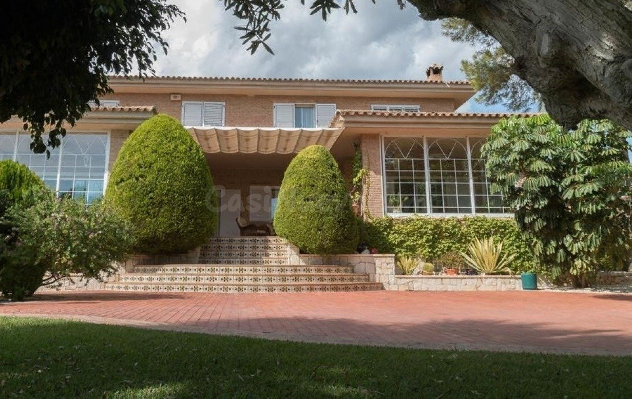 Villa en La Nucia de 550m construidos y 3.800 de parcela