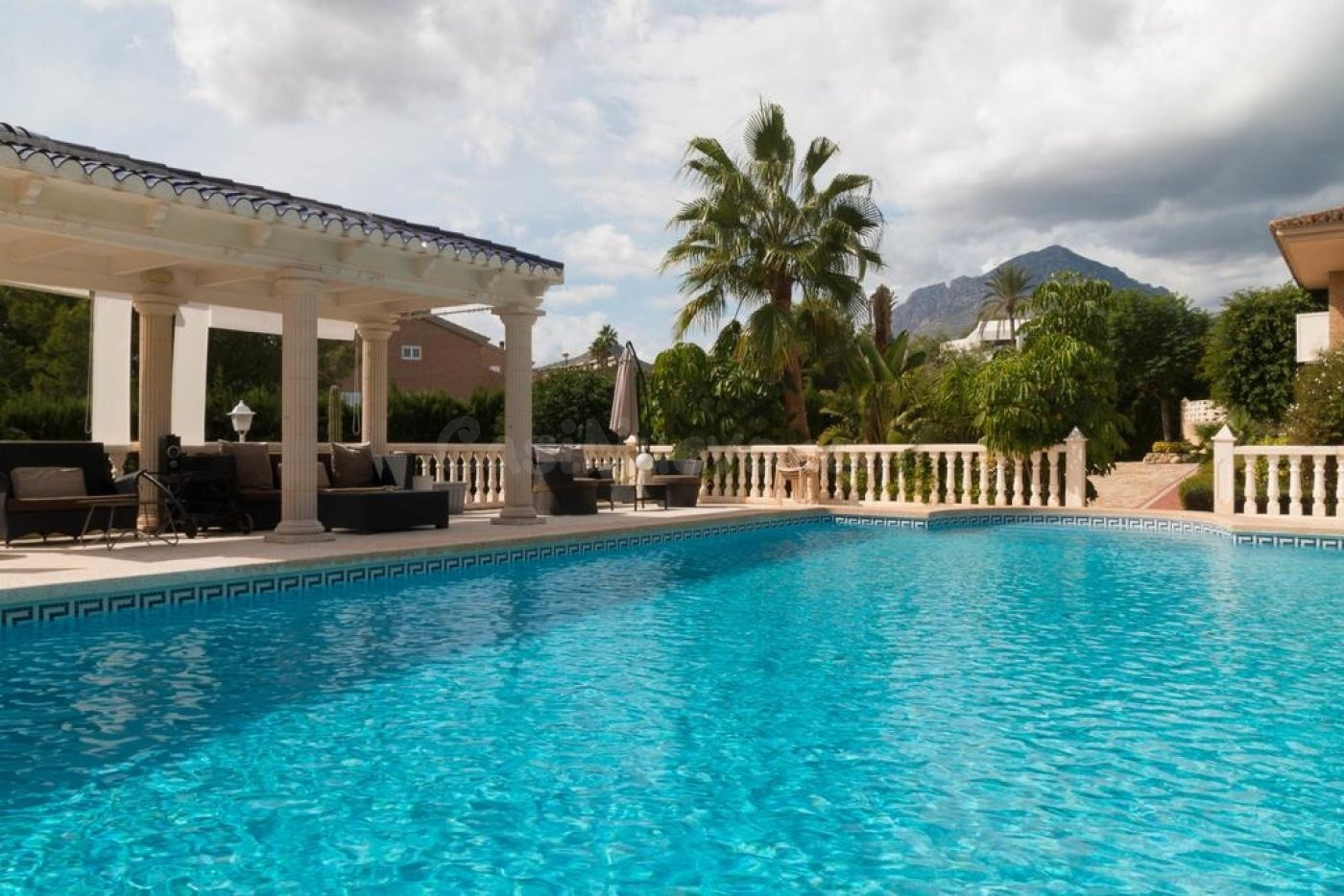 Villa en La Nucia de 550m construidos y 3.800 de parcela - foto 2