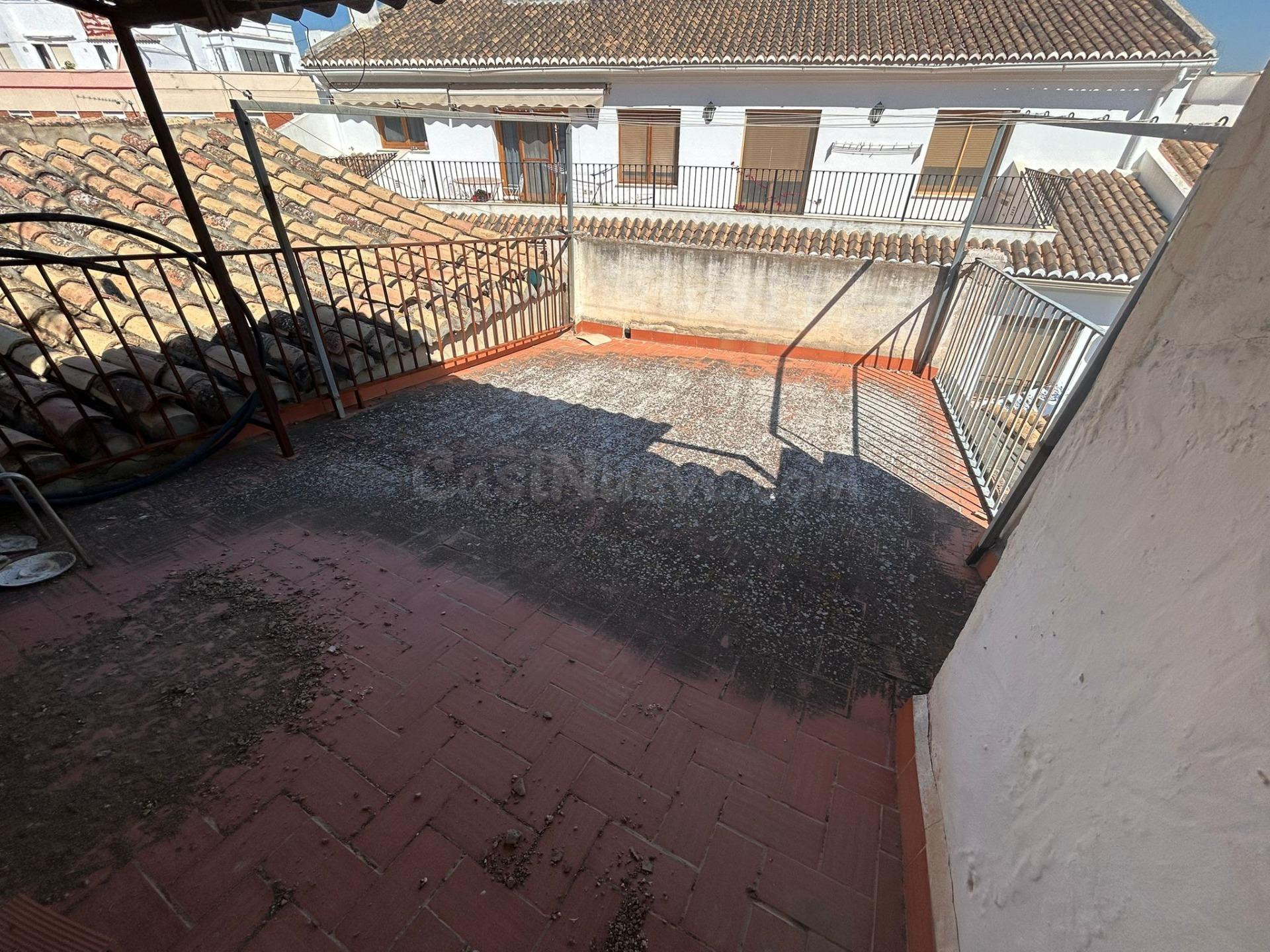 CASA ESQUINERA PARA REFORMAR CON MUCHO POTENCIAL - foto 2