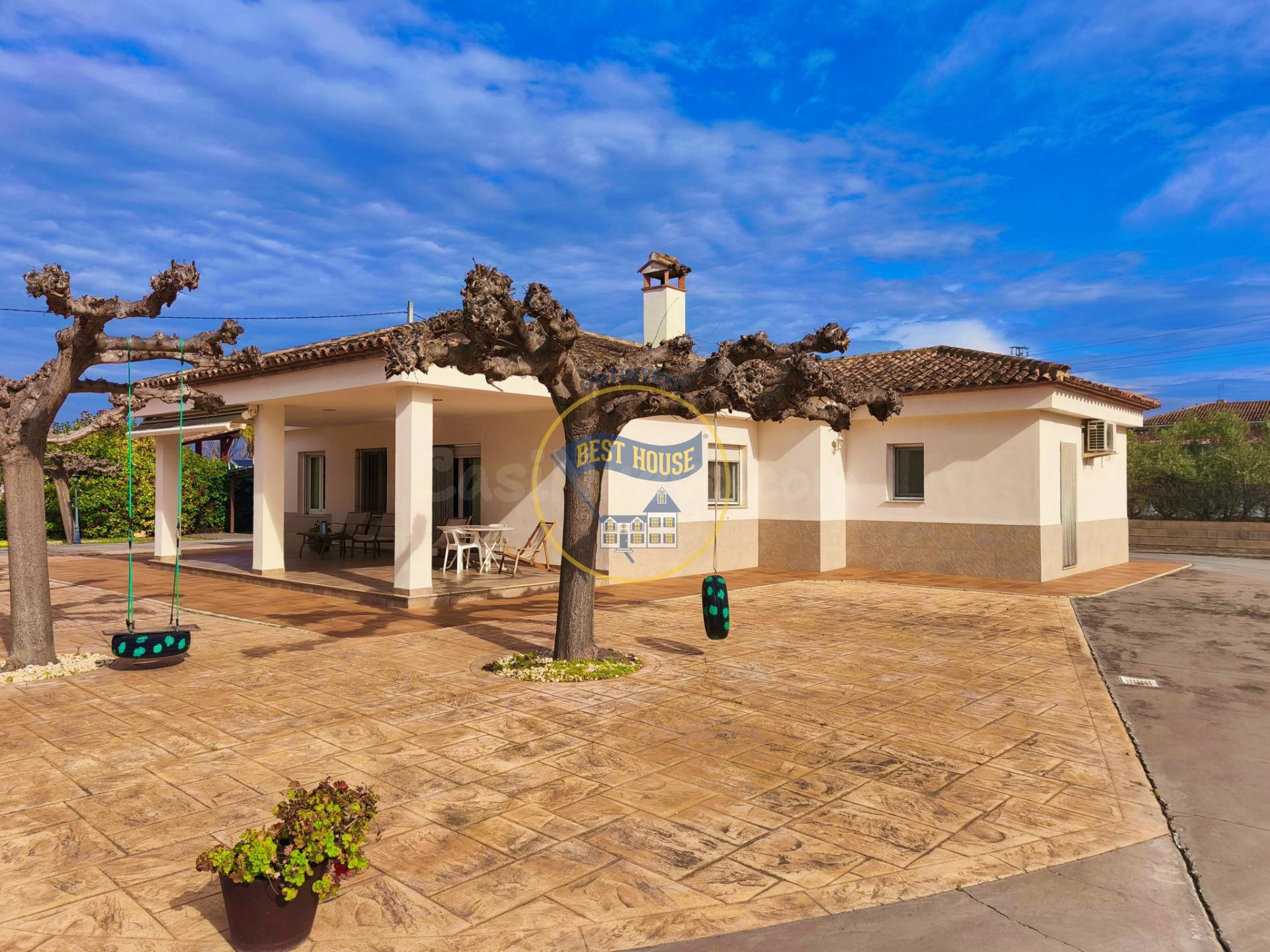 ¡¡OPORTUNIDAD!! ESPECTACULAR CHALET CON CASITA ACCESORIA, LI