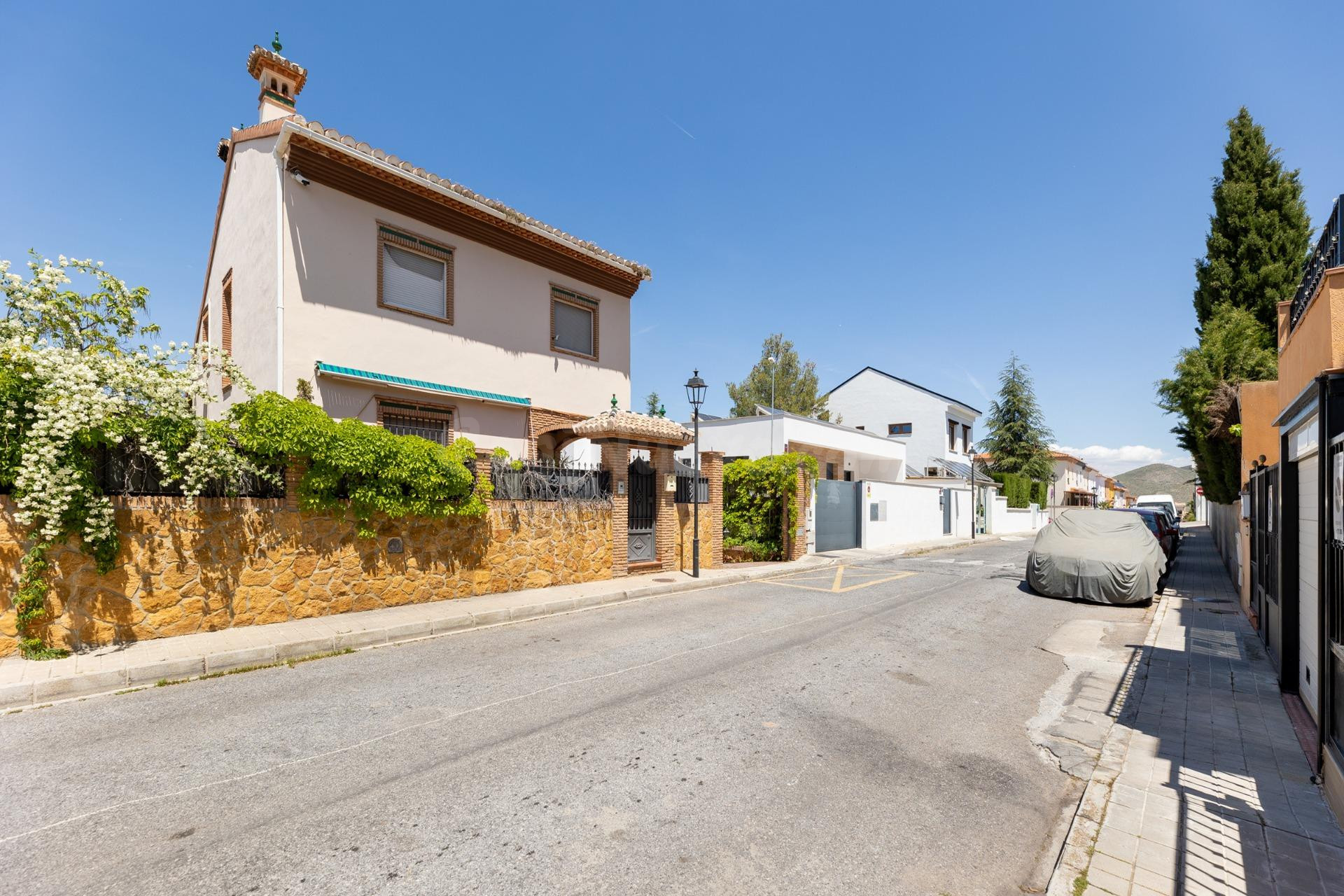 Chalet independiente con piscina privada en Barrio de Monachil – Vistas espectaculares y gran parcela.