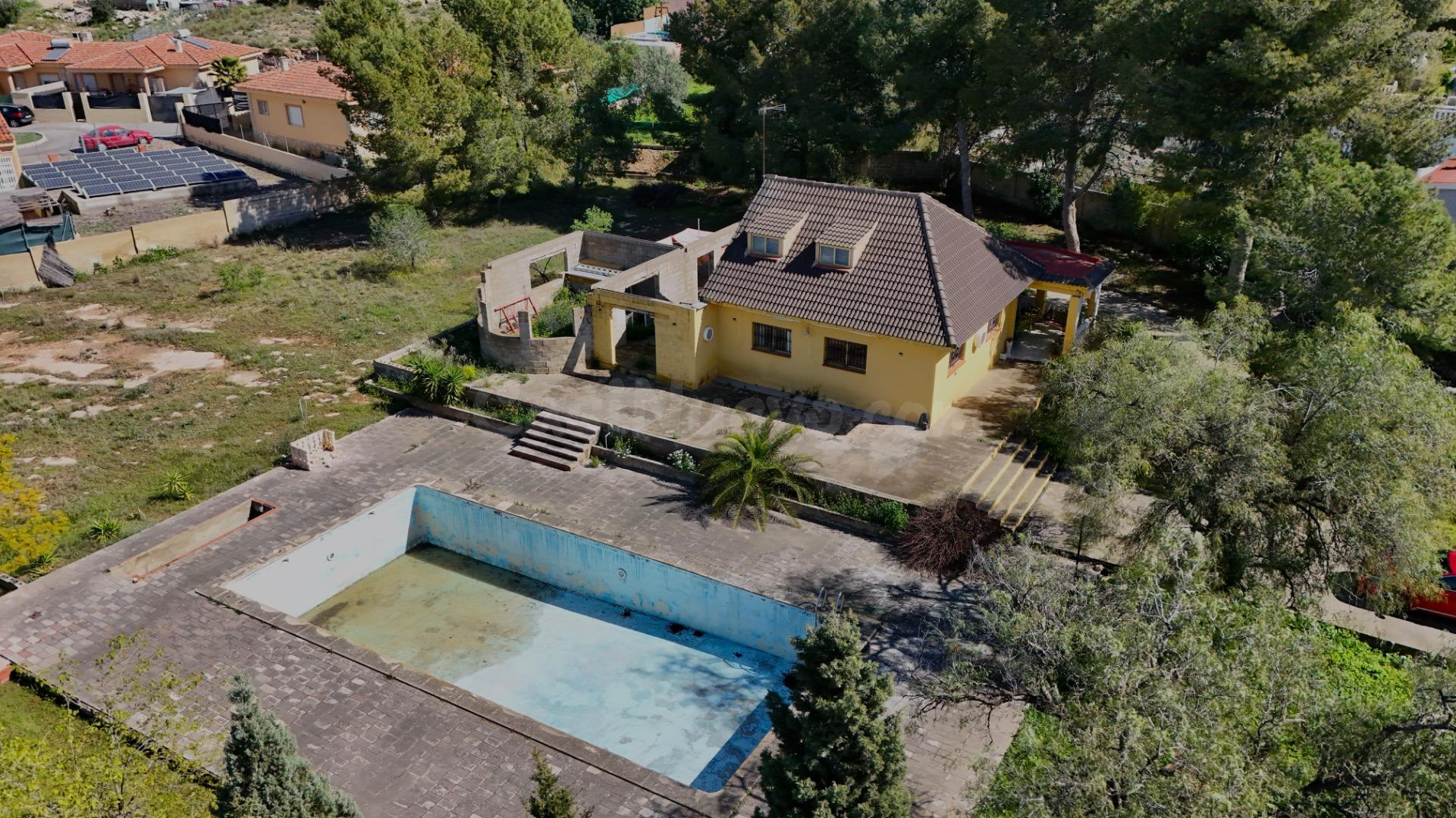 Chalet en Lliria: Tu Oasis Privado con Amplia Parcela y Vistas Espectaculares