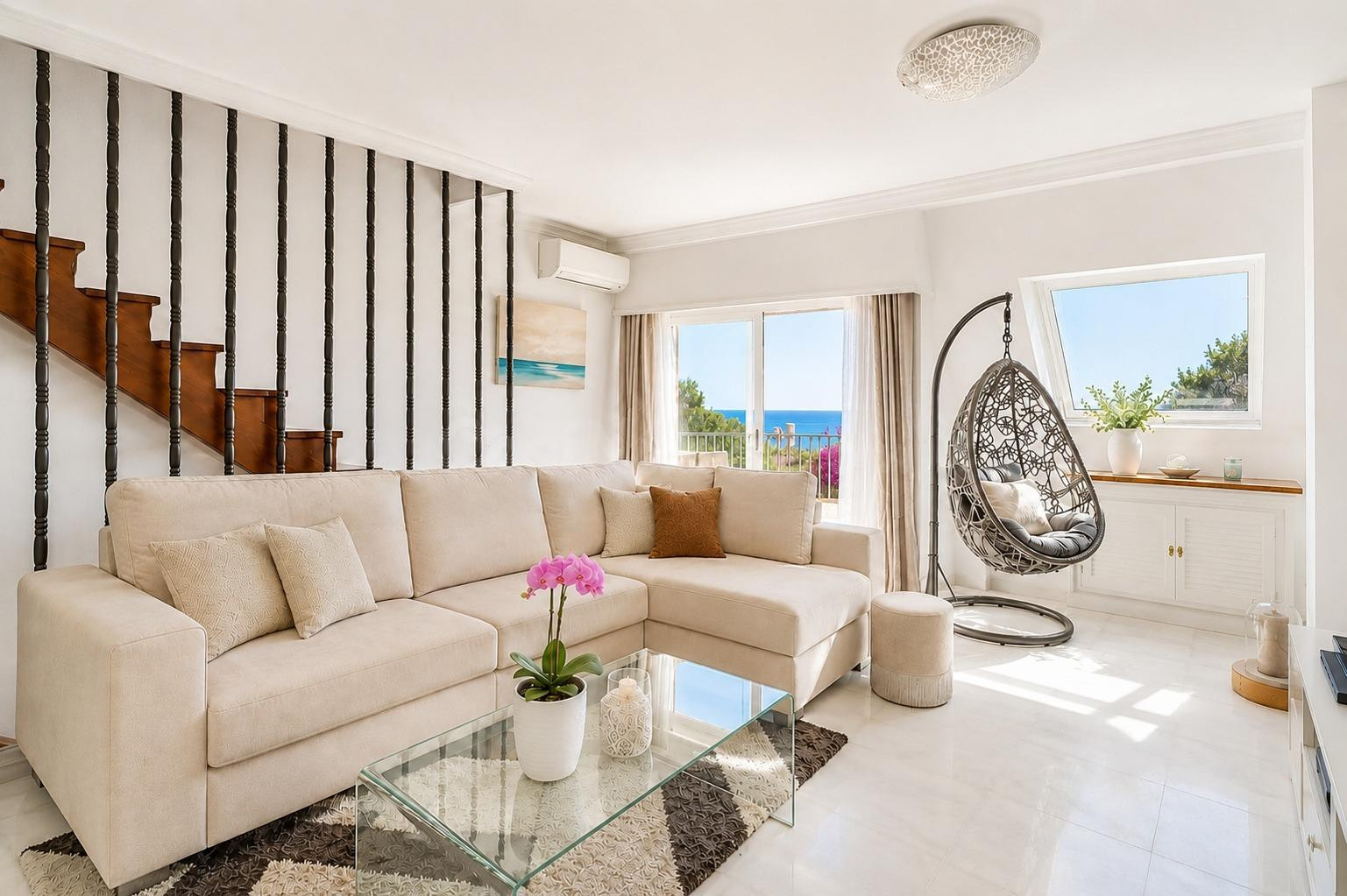 Exclusiva Casa Adosada con Vistas Panorámicas al Mar en Este