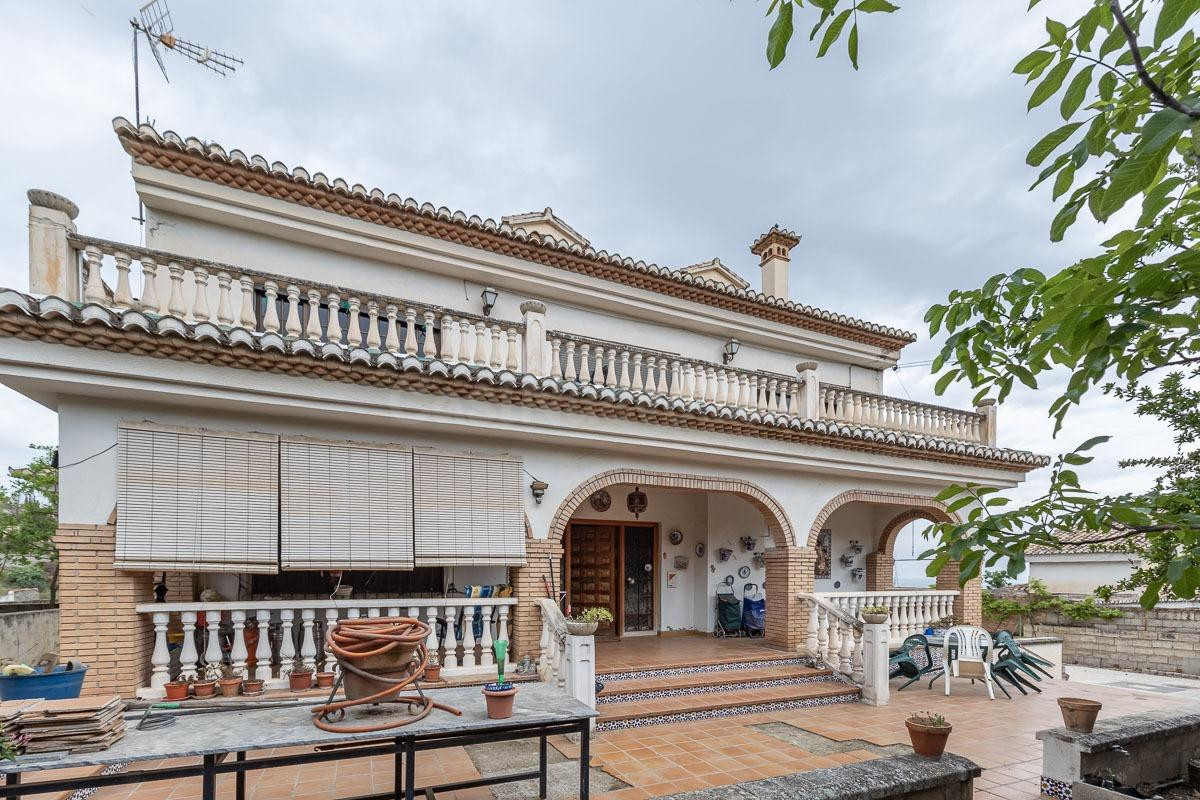 Chalet independiente con 2.000 m2 de parcela y gran potencial en Colinas Bermejas