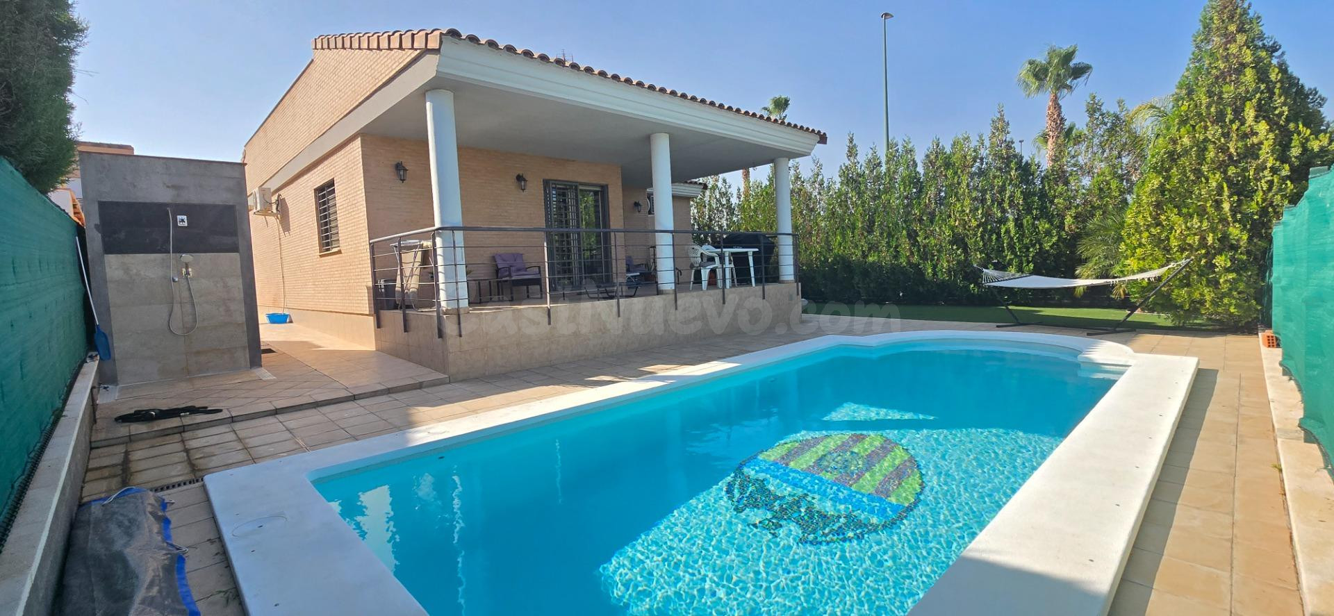 Exclusivo Chalet en Lliria con Piscina y Amplias Terrazas