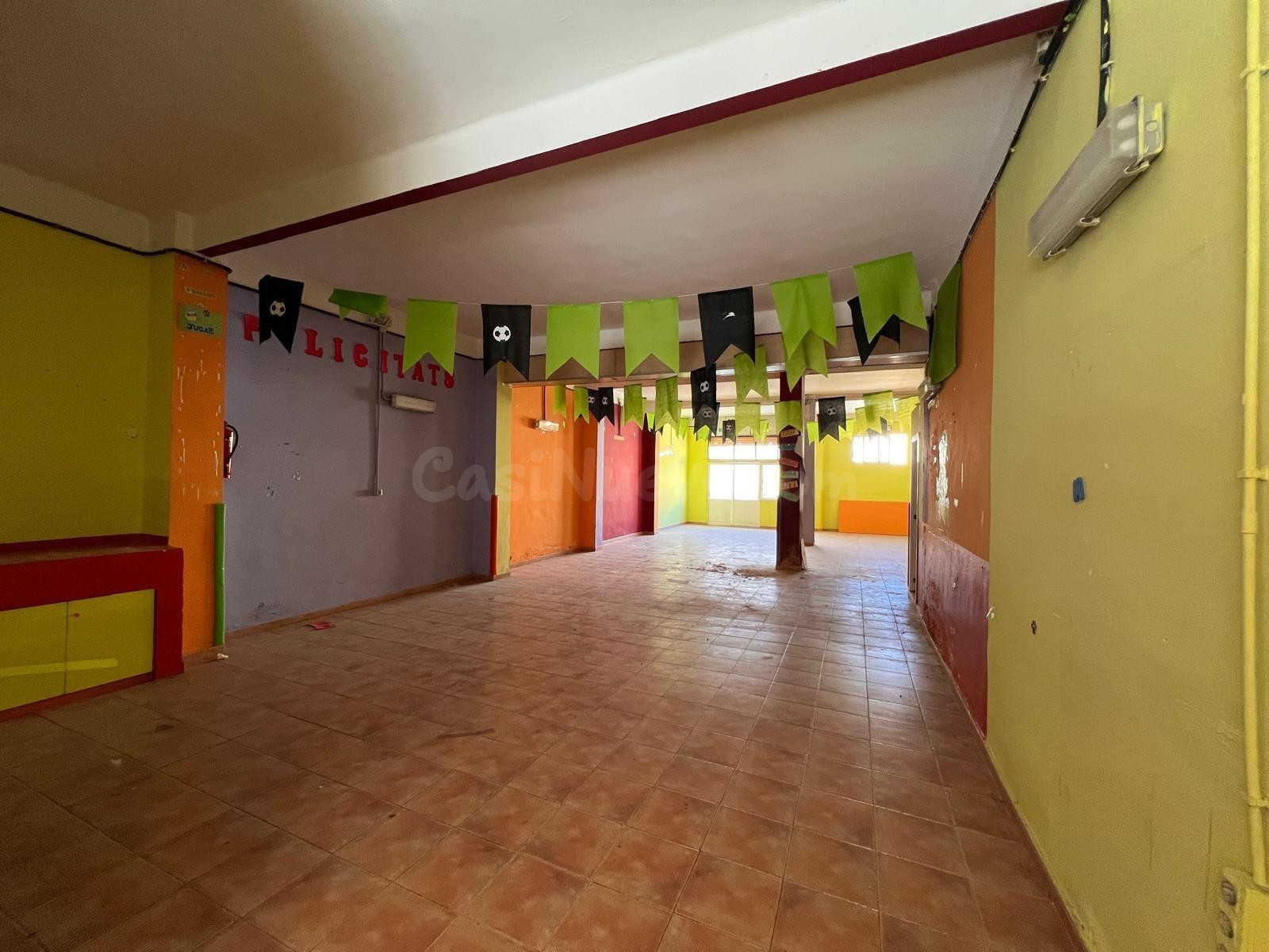 LOCAL COMERCIAL CON PATIO INTERIOR