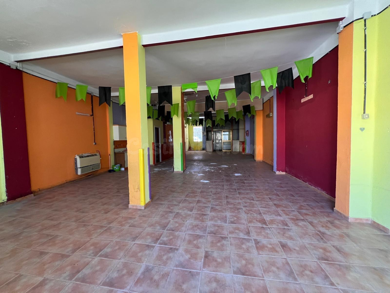 LOCAL COMERCIAL CON PATIO INTERIOR - foto 2