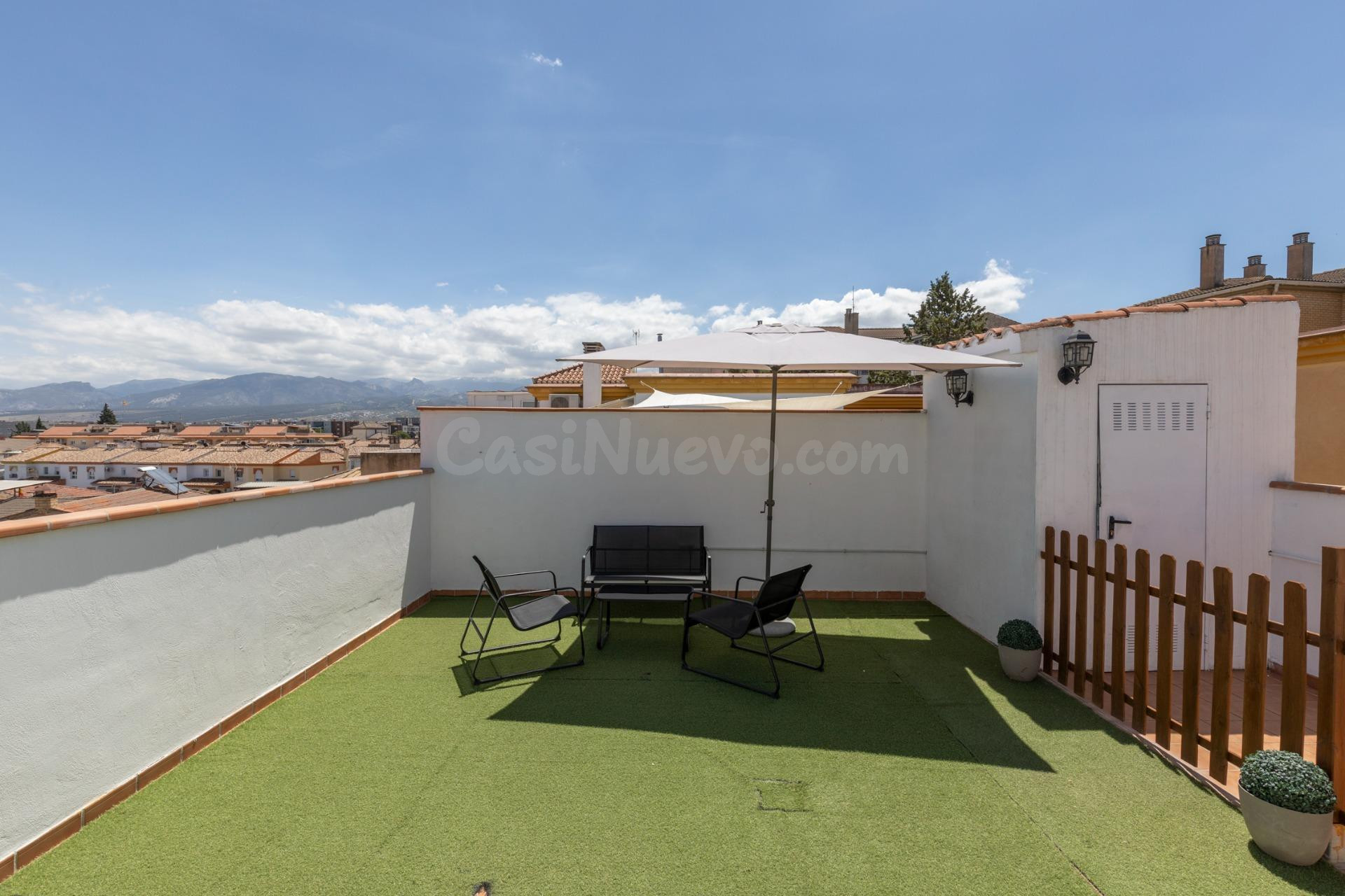 Ático con gran terraza y garaje en el centro de Alhendín – luz, vistas y comodidad