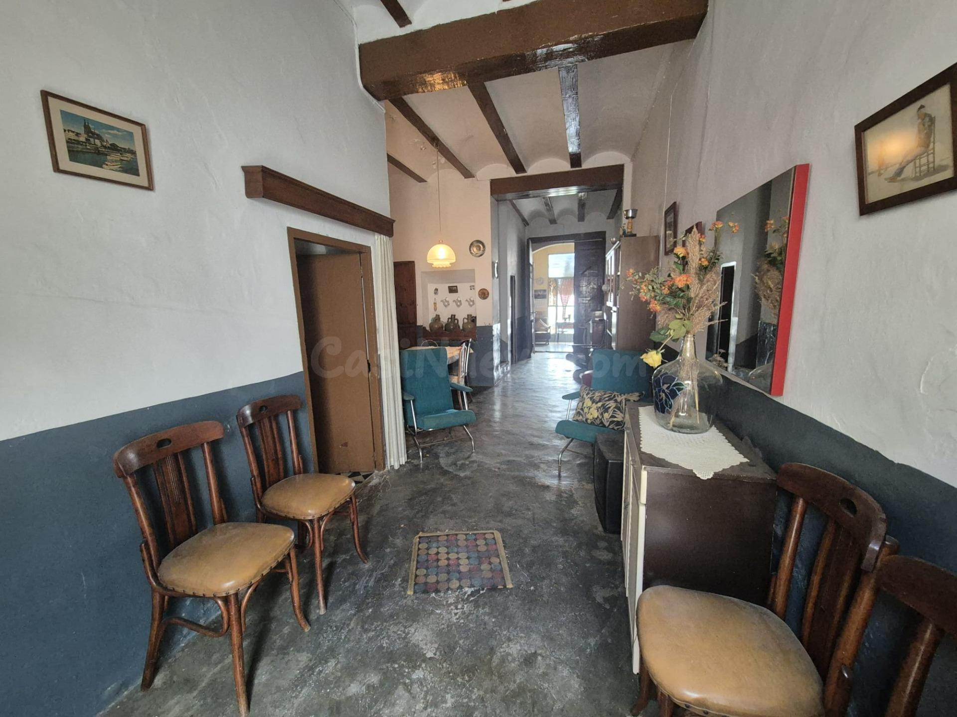 CASA DE PUEBLO CON GRAN PATIO A DOS CALLES