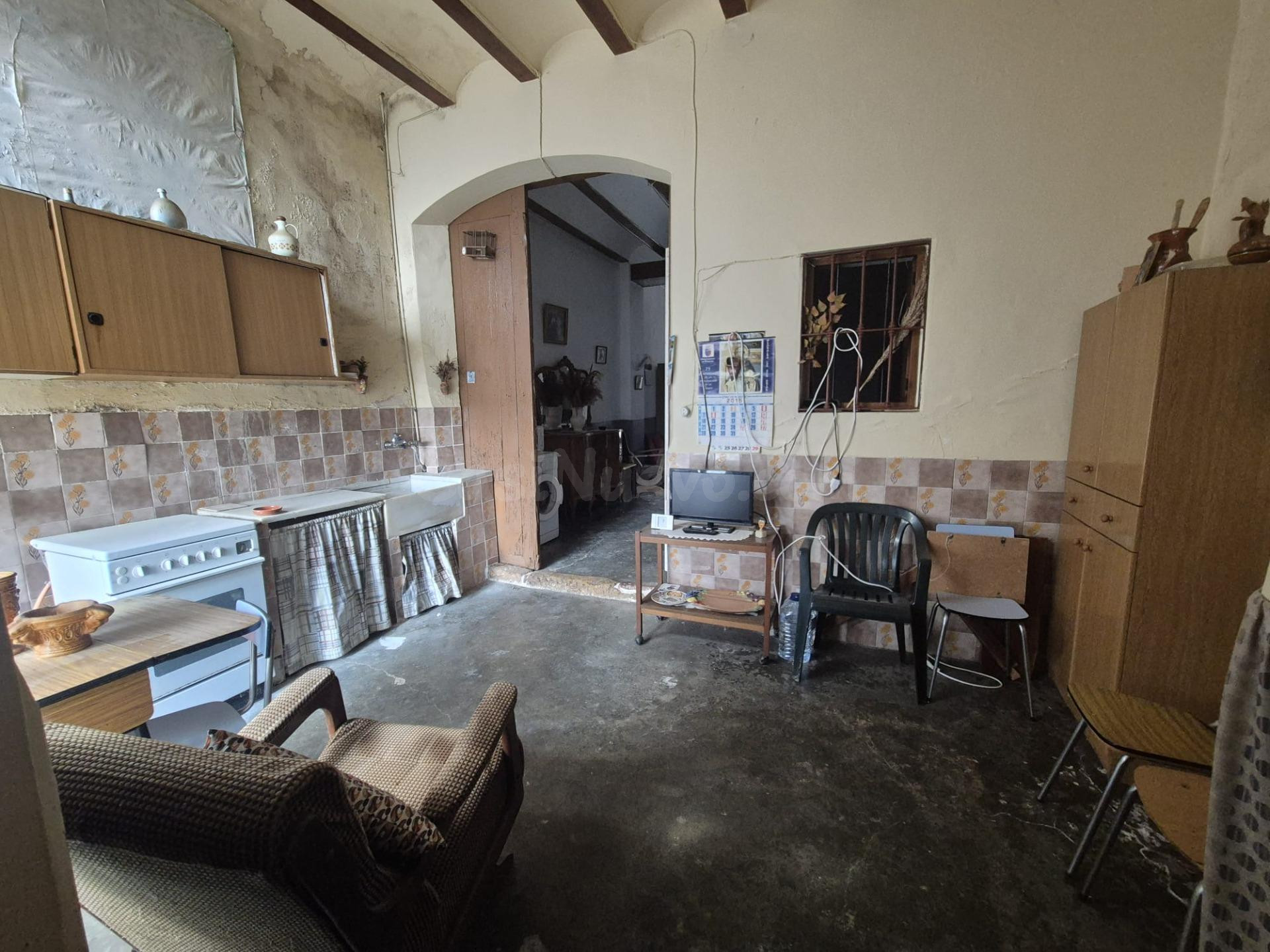 CASA DE PUEBLO CON GRAN PATIO A DOS CALLES - foto 4