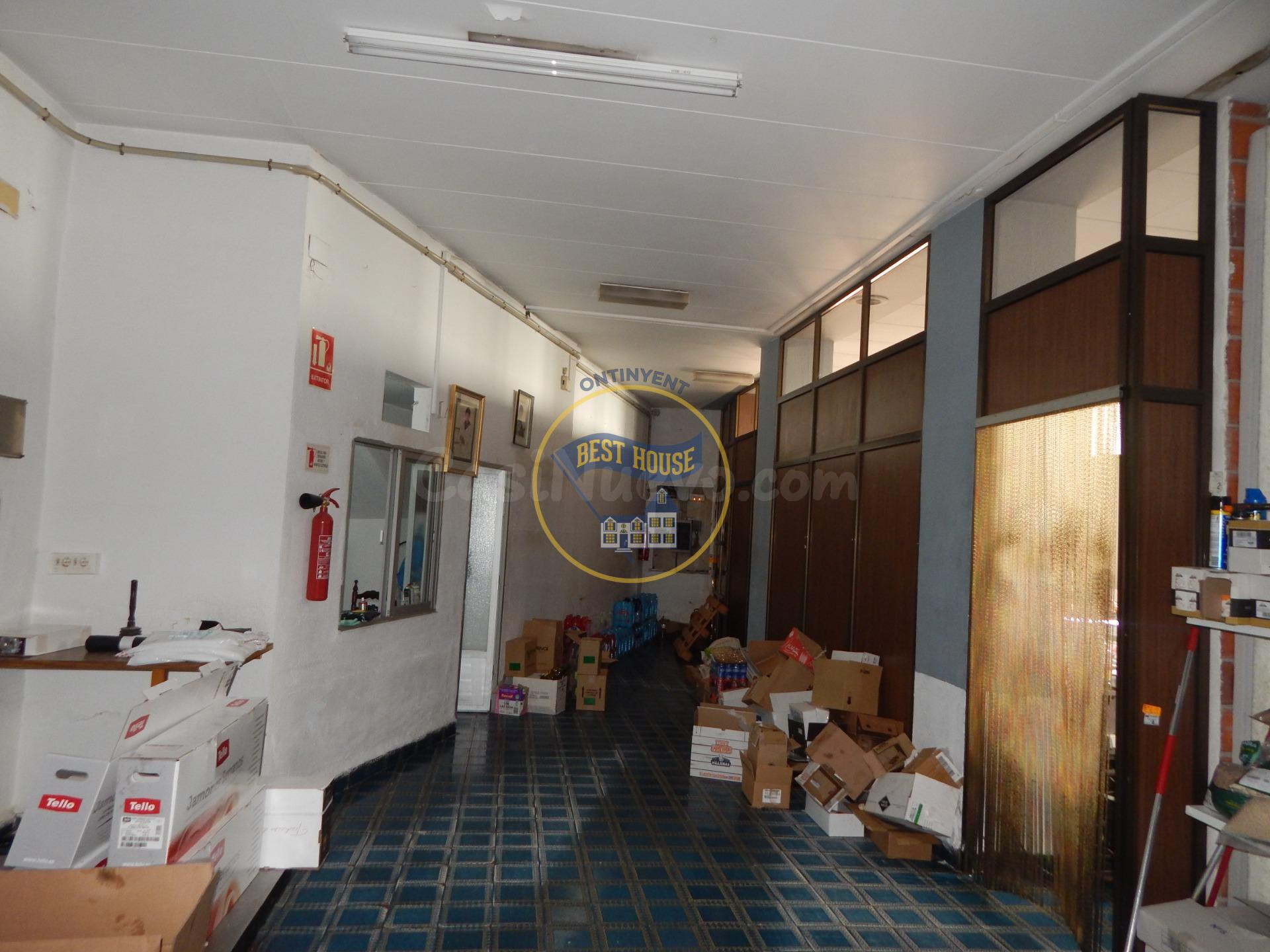 Amplio Local Comercial en Sant Josep, Ontinyent – Oportunida