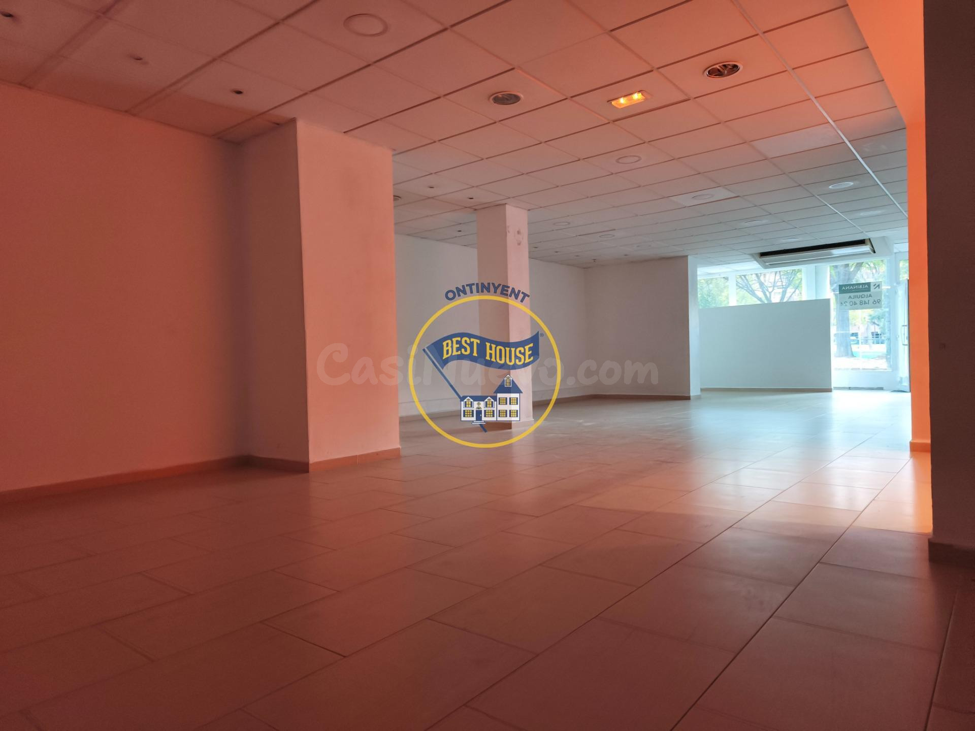 Gran Local Comercial con Depósito