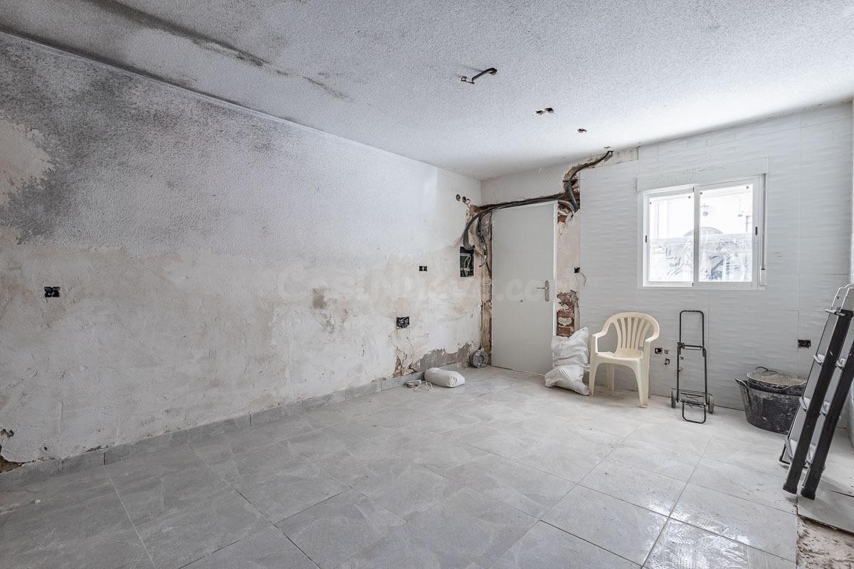 Casa a reformar en el corazón de Guevejar - foto 4