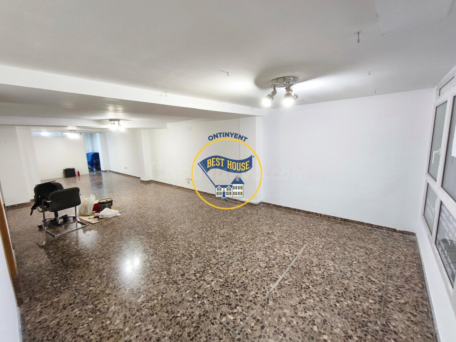 ¡OPORTUNIDAD EN ONTINYENT! Fabuloso local entresuelo muy cén