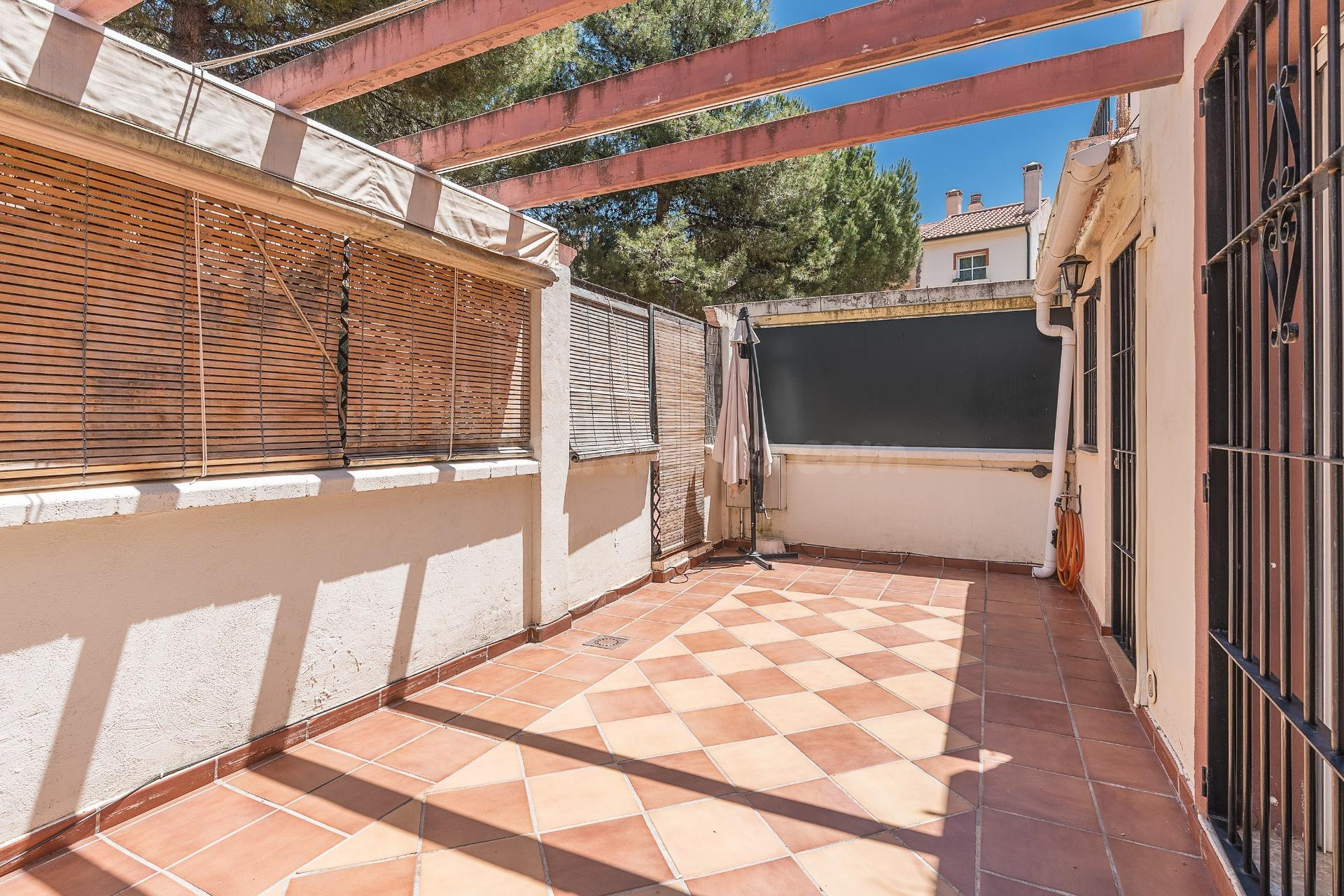 ADOSADA EN URBANIZACIÓN EN HUETOR VEGA - foto 2