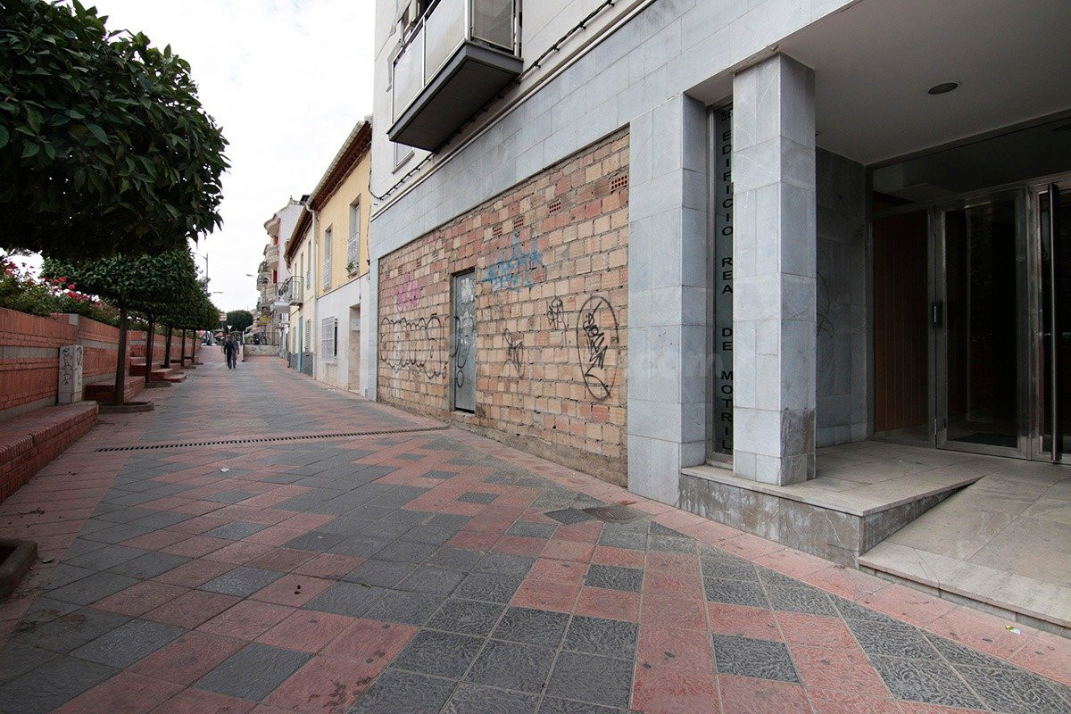 Local calle principal de Armilla,buena fachada .Se vende sin - foto 3