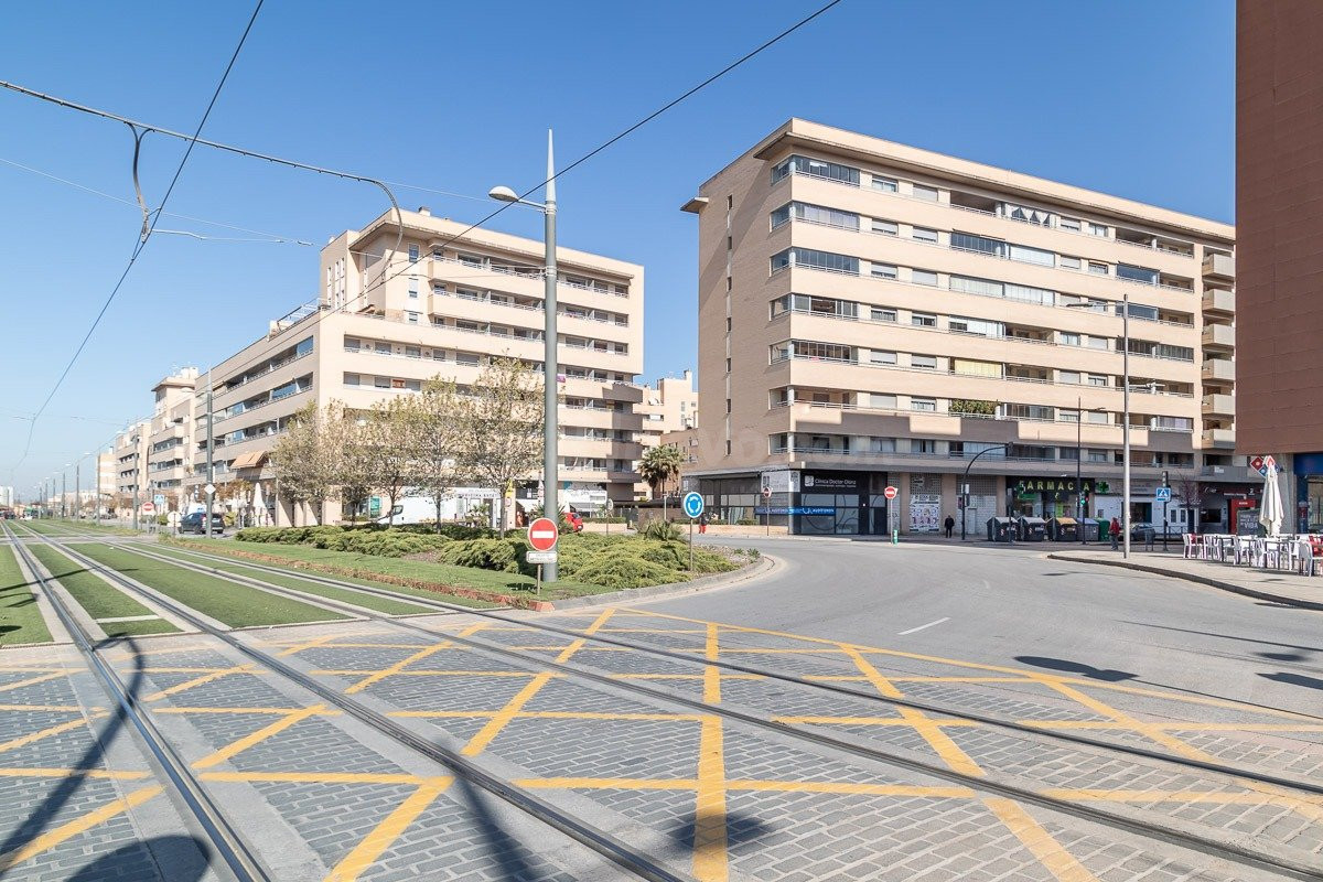 Fantástico Local en el Campus de la Salud.