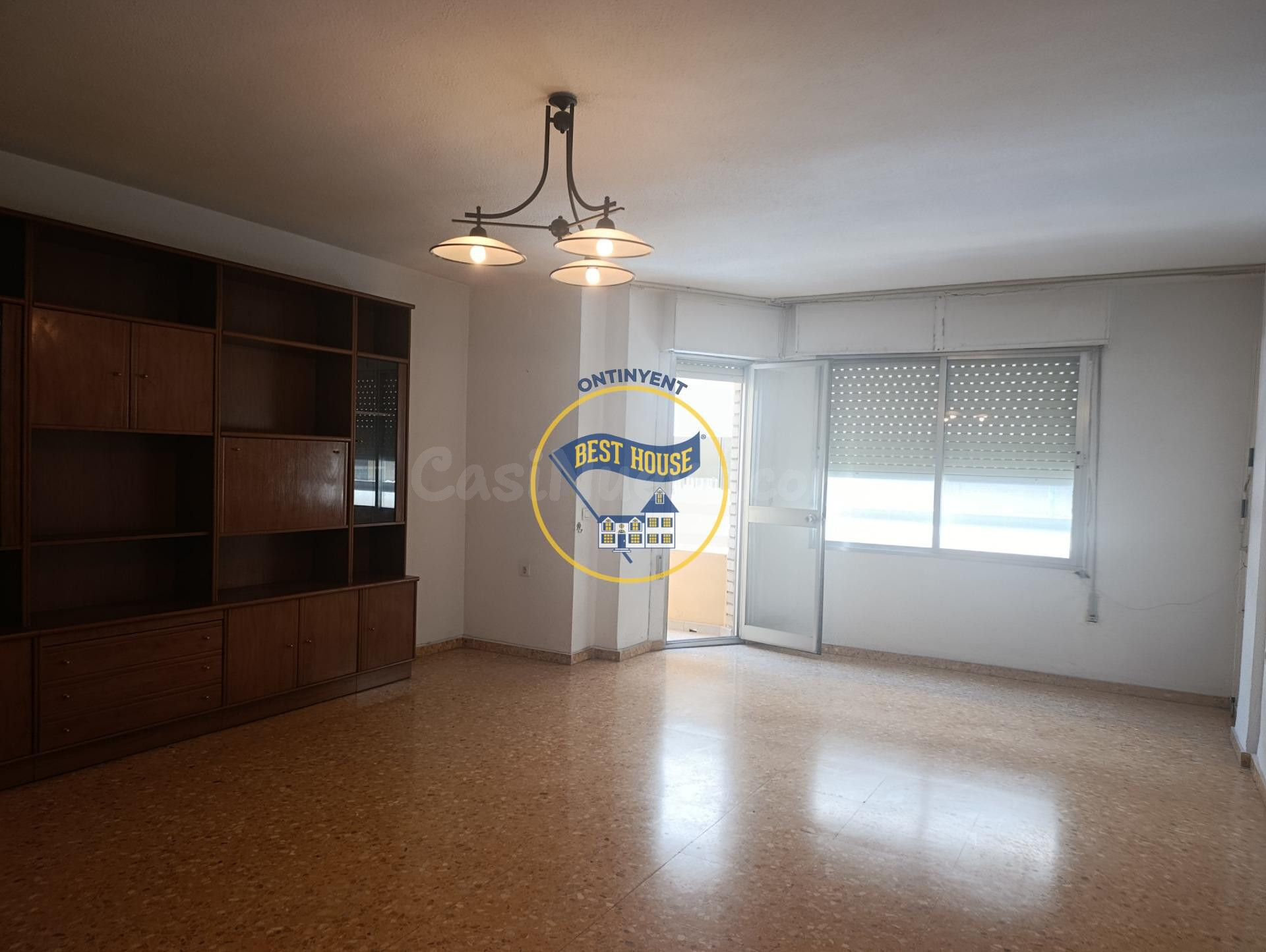 OPORTUNIDAD PRIMER PISO MUY AMPLIO, CON ASCENSOR Y TRASTERO 