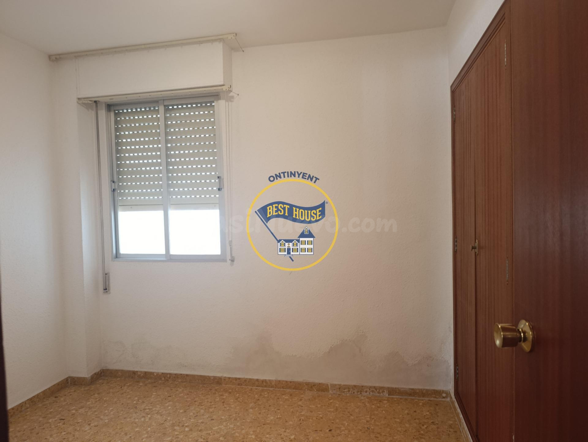 OPORTUNIDAD PRIMER PISO MUY AMPLIO, CON ASCENSOR Y TRASTERO  - foto 3