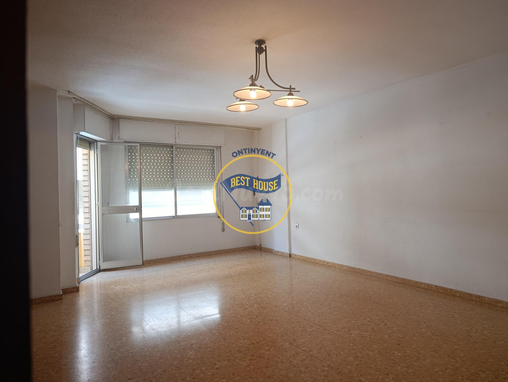 OPORTUNIDAD PRIMER PISO MUY AMPLIO, CON ASCENSOR Y TRASTERO  - foto 4