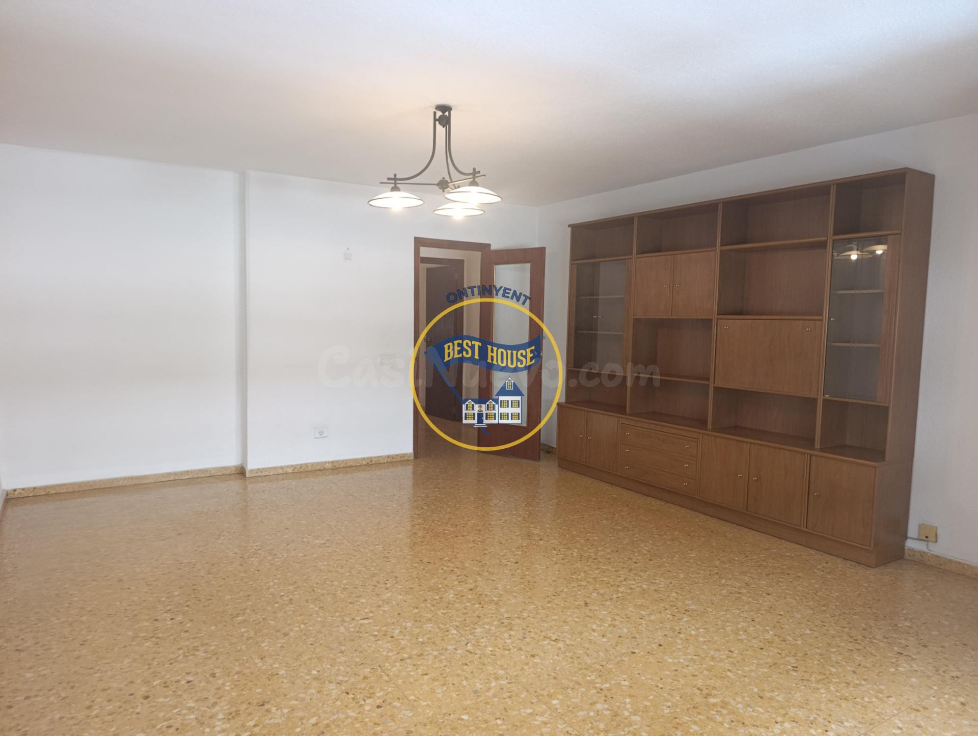 OPORTUNIDAD PRIMER PISO MUY AMPLIO, CON ASCENSOR Y TRASTERO  - foto 5