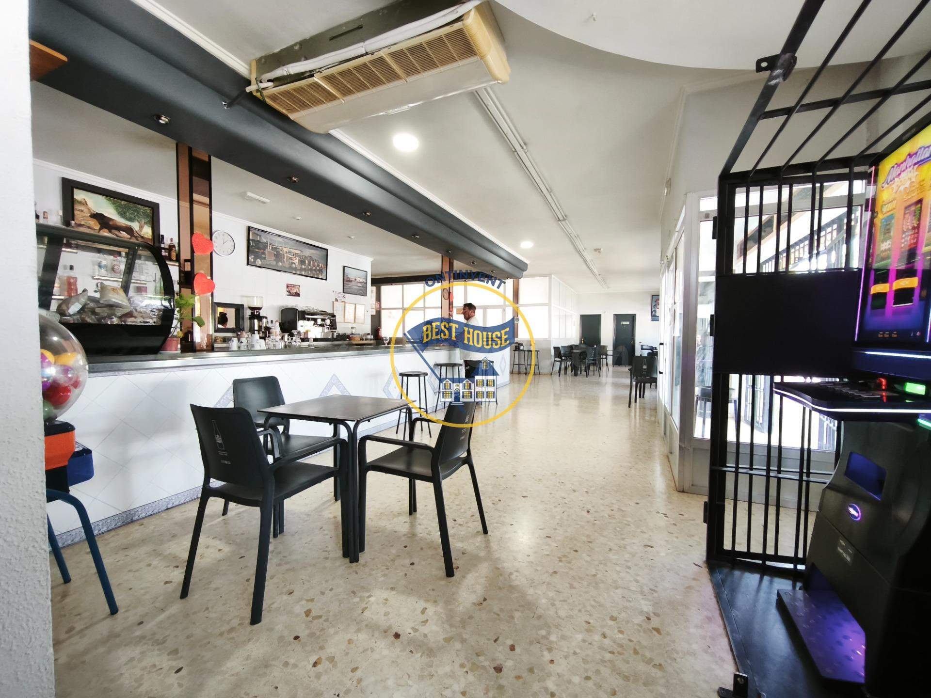 Gran Edificio Polivalente de 564 m2: Ideal como Nave Comercial-Industrial, Negocio Hostelero con Vivienda o Inversión