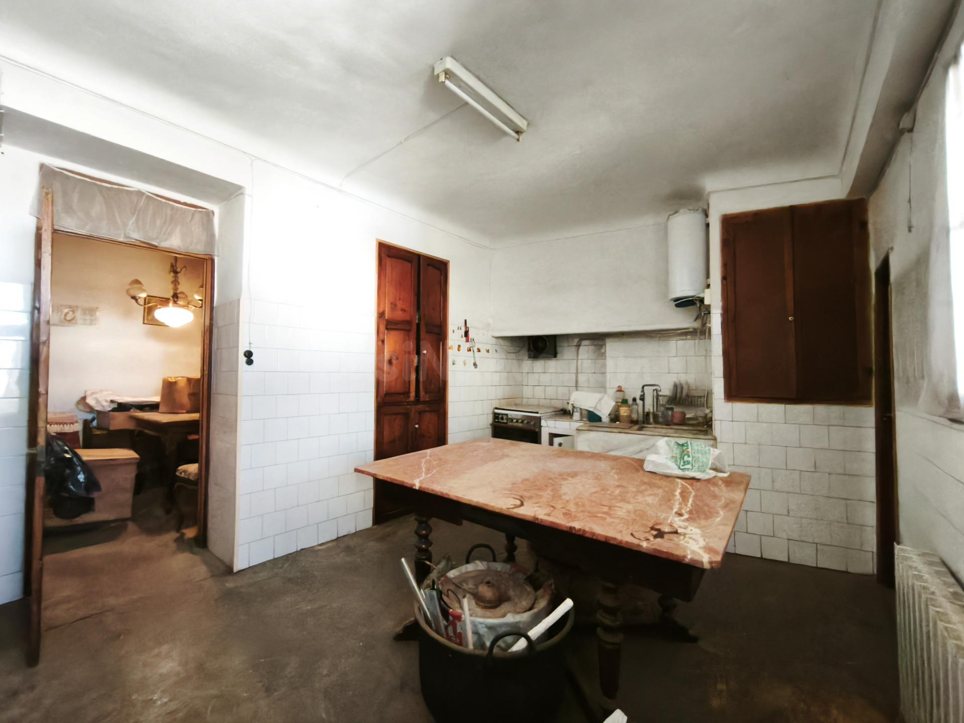 OPORTUNIDAD ÚNICA EN BANYERES: Conjunto de 2 Casas Conectadas (485 m2) con Múltiples Cocheras y Gran Potencial de Inversión