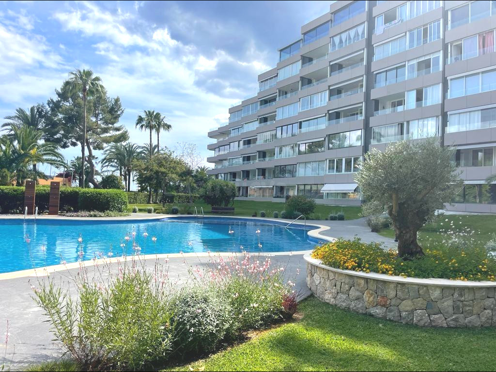 APARTAMENTO CON VISTAS LATERALES AL MAR EN PUERTO PORTALS