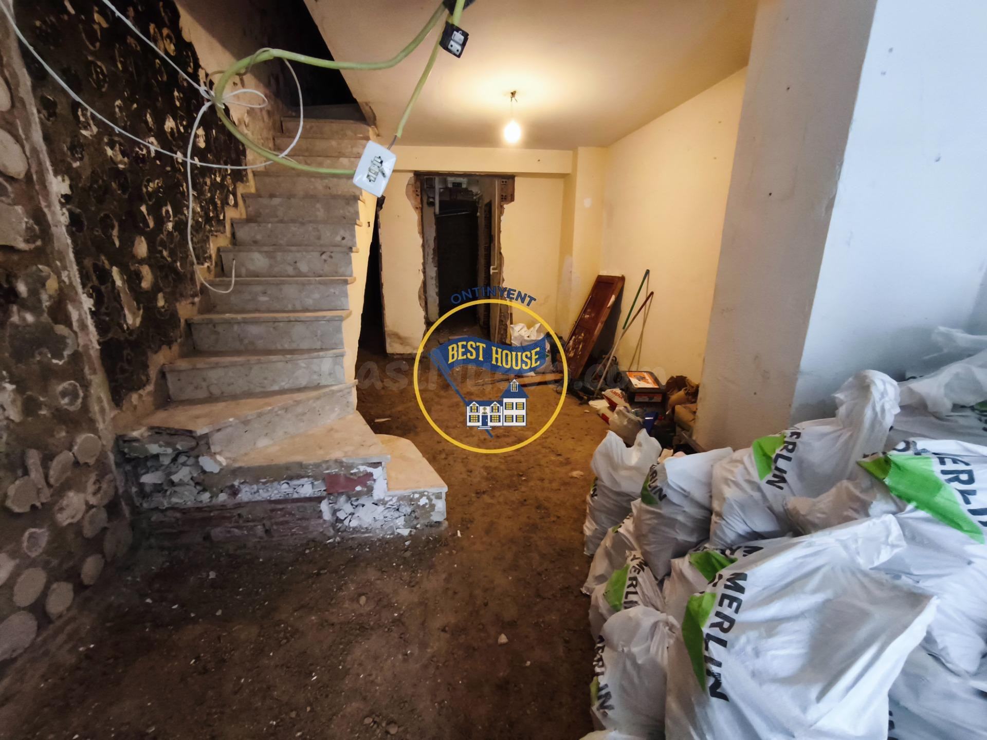 CASA CENTRICA PARA REFORMAR COMPLETAMENTE EN ALBAIDA