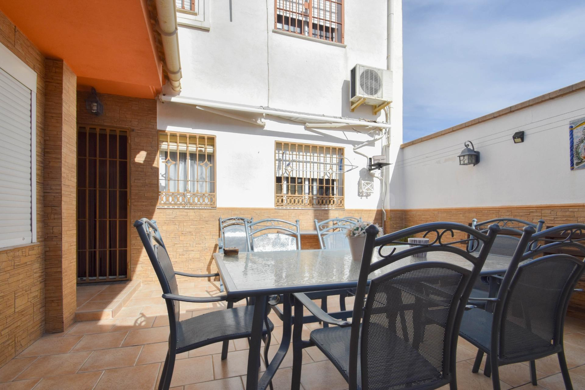 ESTUPENDA CASA ADOSADA EN UNA DE LAS MEJORES ZONAS DE PELIGR - foto 2