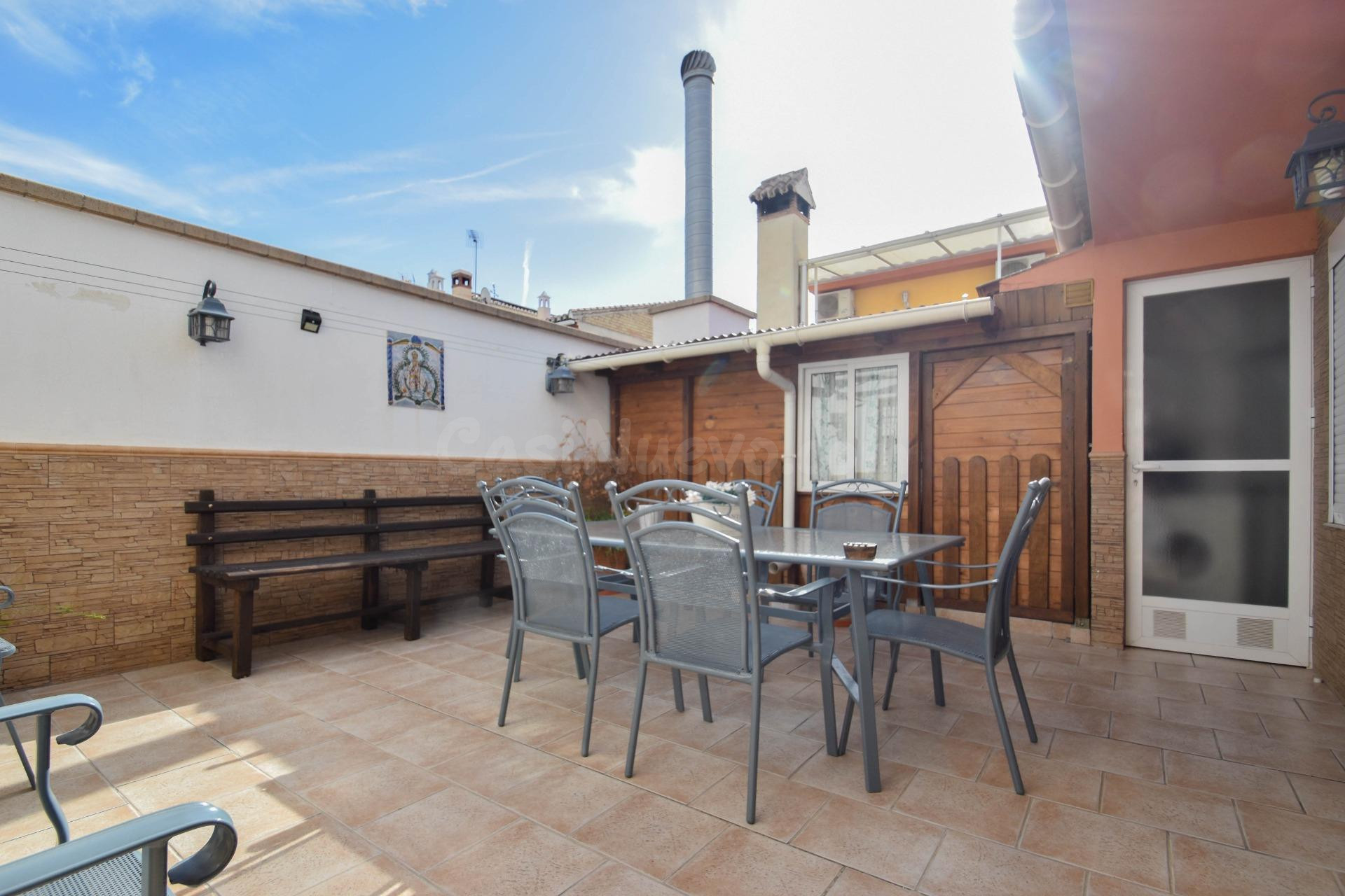ESTUPENDA CASA ADOSADA EN UNA DE LAS MEJORES ZONAS DE PELIGR - foto 4