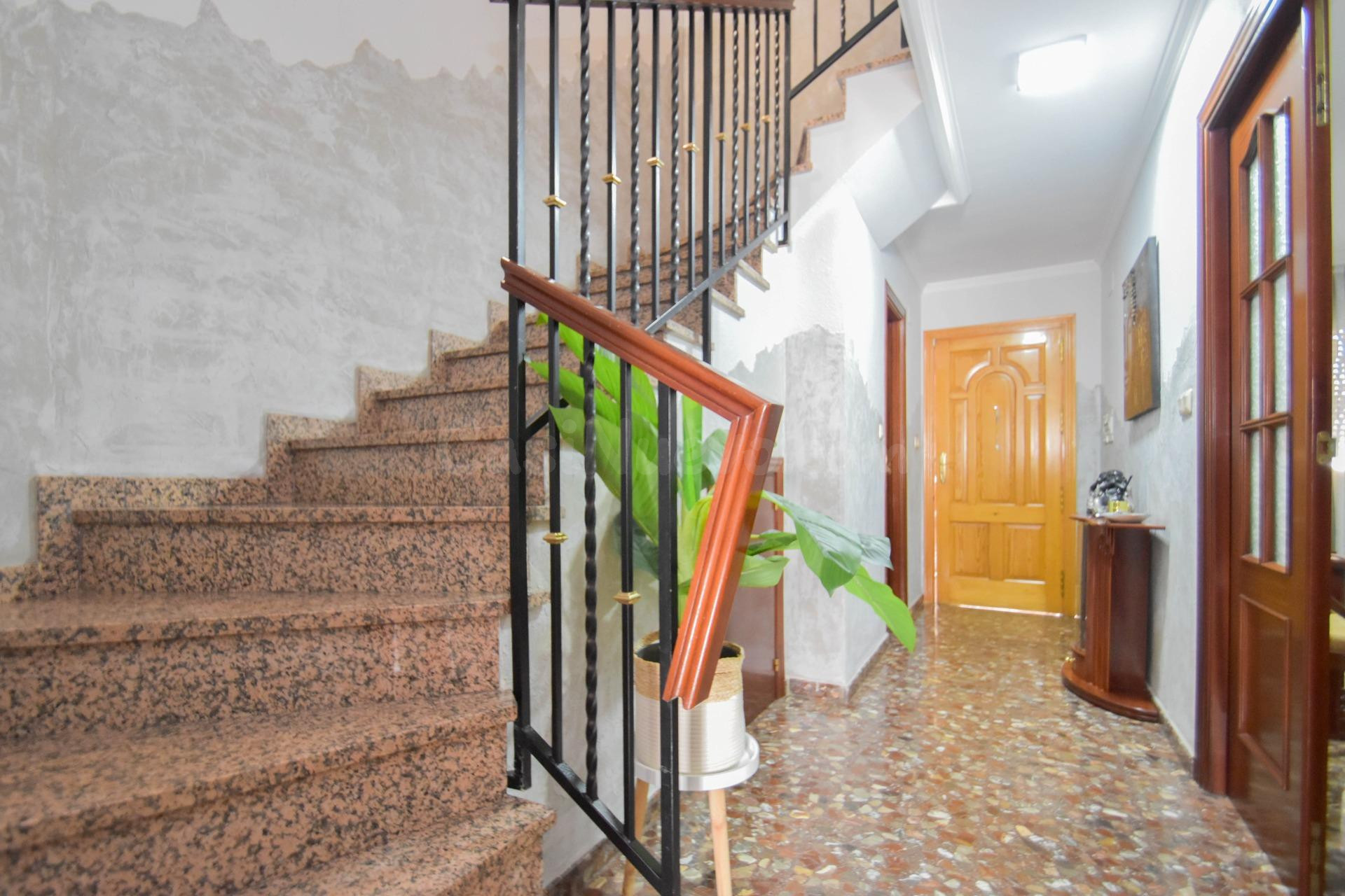 ESTUPENDA CASA ADOSADA EN UNA DE LAS MEJORES ZONAS DE PELIGR - foto 5