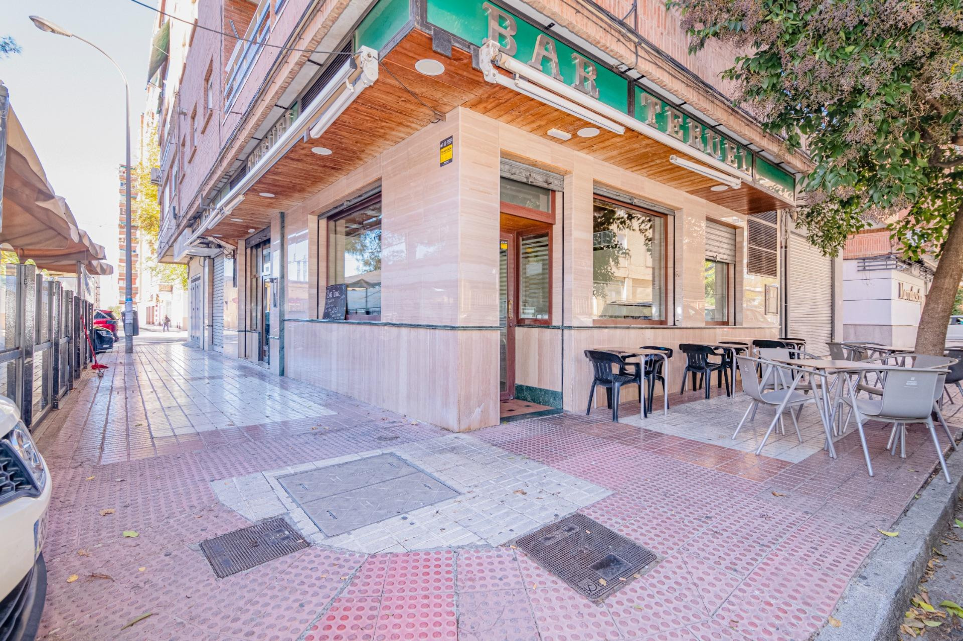 TRASPASO: Emblemático y conocido Bar en La Chana. Granada.